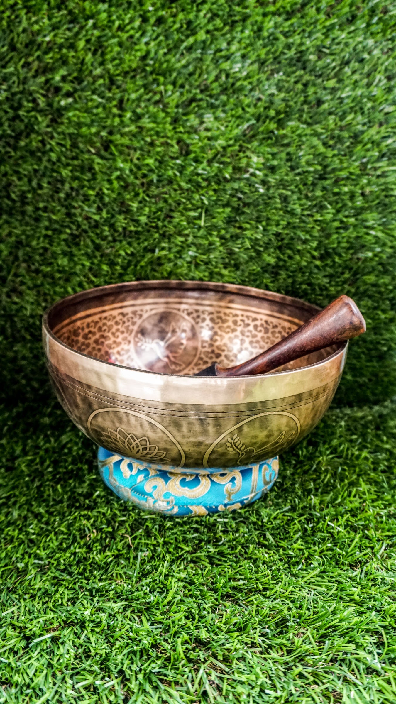 The Dove Singing Bowl invites peace, hope, and new beginnings. A graceful dove rests at the center within a geometric flower pattern, symbolizing harmony and compassion. Dove figures surround the inside while lotus and dove motifs decorate the outside, enhancing its peaceful energy. When played, it produces a warm, steady sound that calms the mind and opens the heart. Includes wooden mallet and silk cushion. Perfect for meditation and mindfulness.