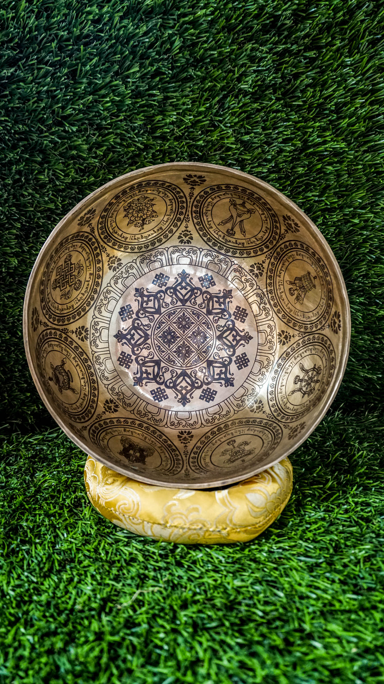 The Flower Singing Bowl features a central lotus flower and the eight sacred Astamangala symbols, all arranged in a harmonious, floral rhythm. Surrounded by delicate mandala motifs, it creates a steady, calming sound that supports meditation and brings sacred beauty into your space.