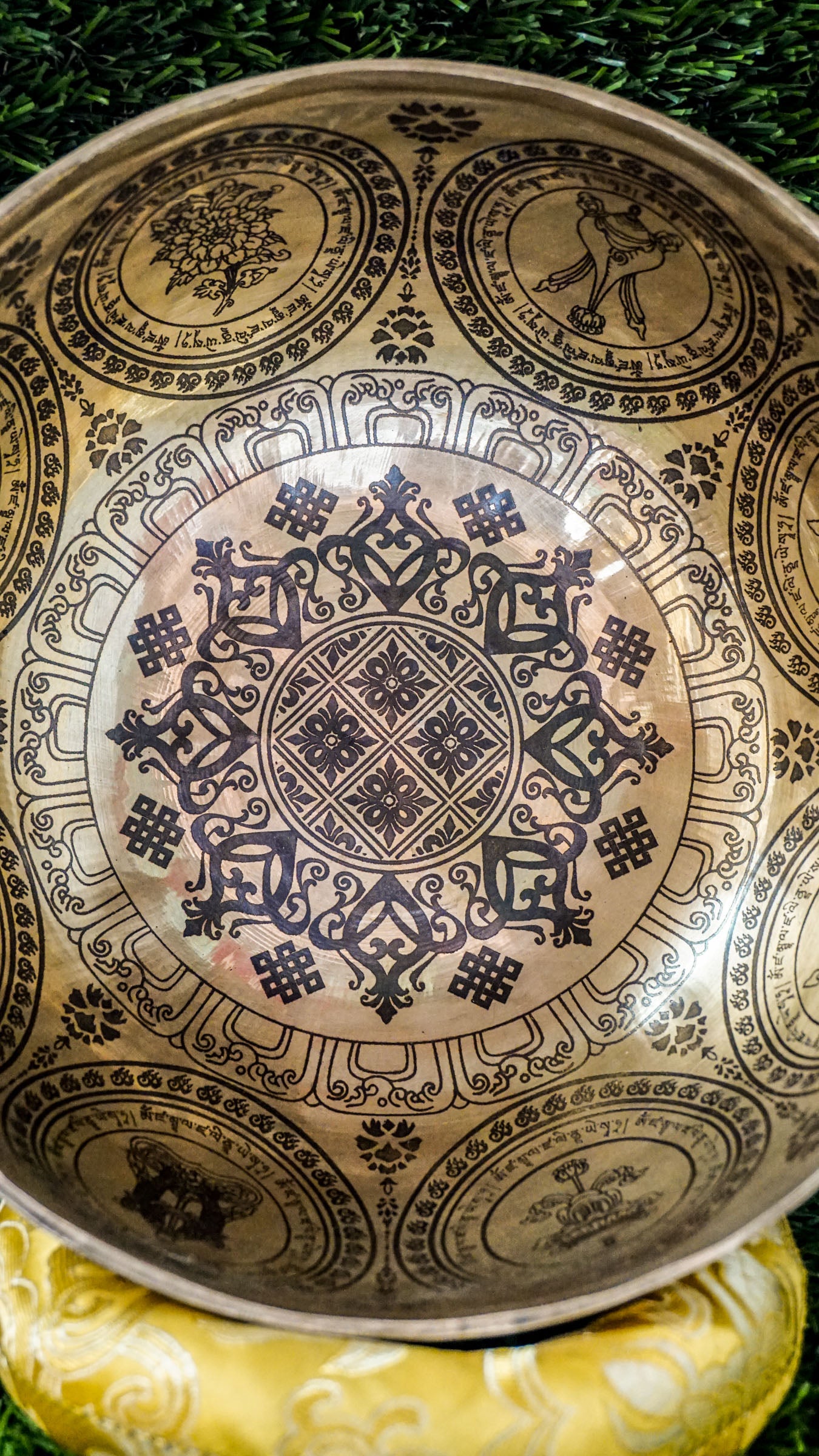 The Flower Singing Bowl features a central lotus flower and the eight sacred Astamangala symbols, all arranged in a harmonious, floral rhythm. Surrounded by delicate mandala motifs, it creates a steady, calming sound that supports meditation and brings sacred beauty into your space.