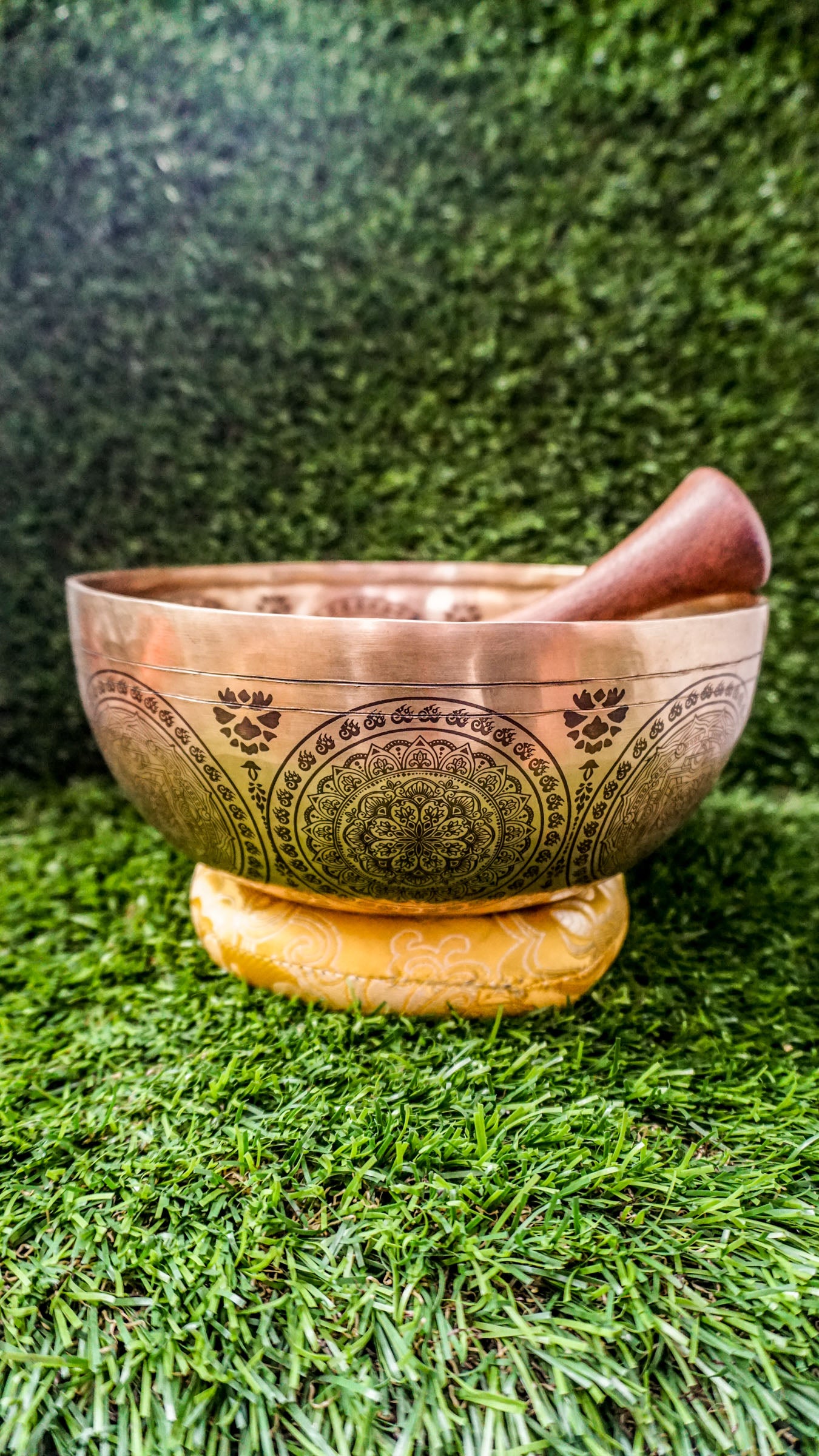 The Flower Singing Bowl features a central lotus flower and the eight sacred Astamangala symbols, all arranged in a harmonious, floral rhythm. Surrounded by delicate mandala motifs, it creates a steady, calming sound that supports meditation and brings sacred beauty into your space.