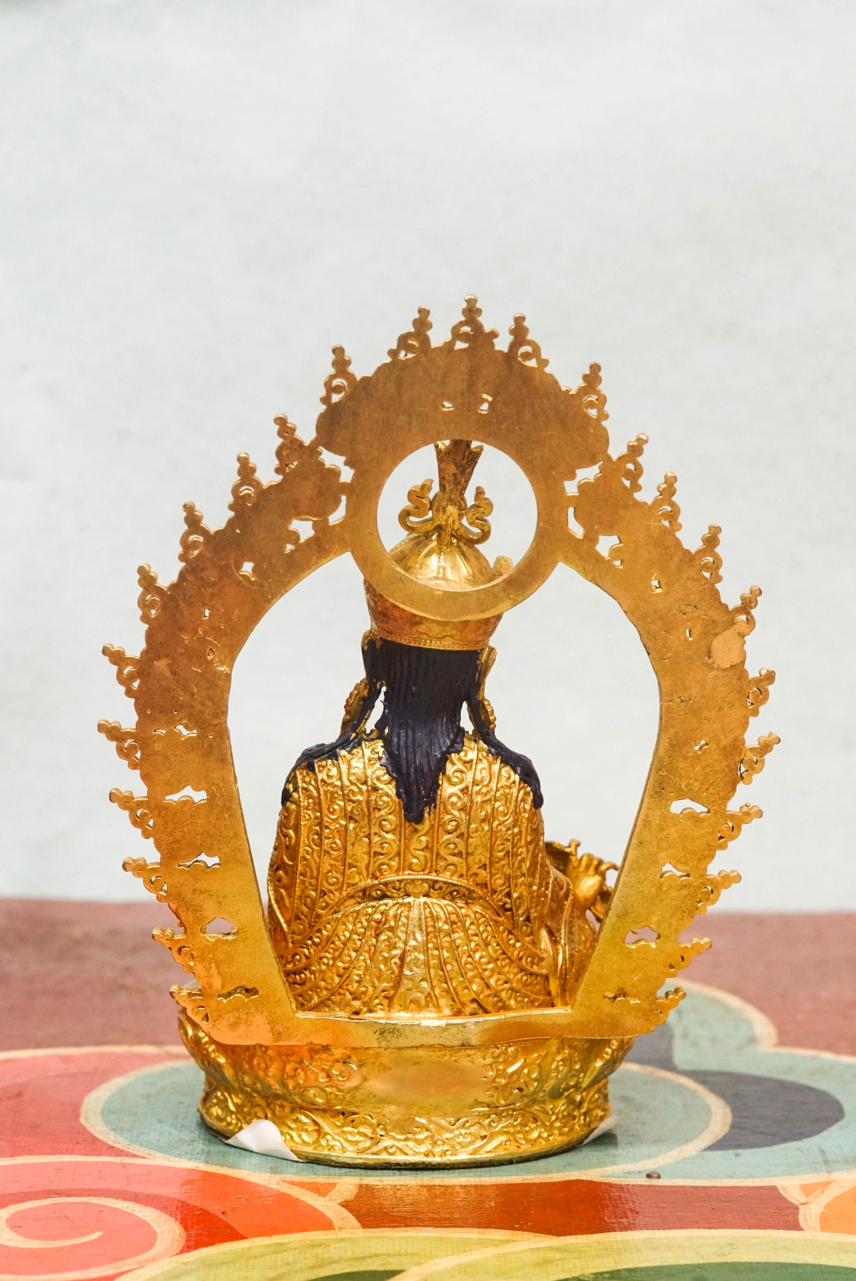 Guru Rinpoche statue, it symbolizes spiritual authority and tantric power. It is perfect for meditation, teaching altars, or spiritual purpose, inspiring clarity, guidance, and strength.