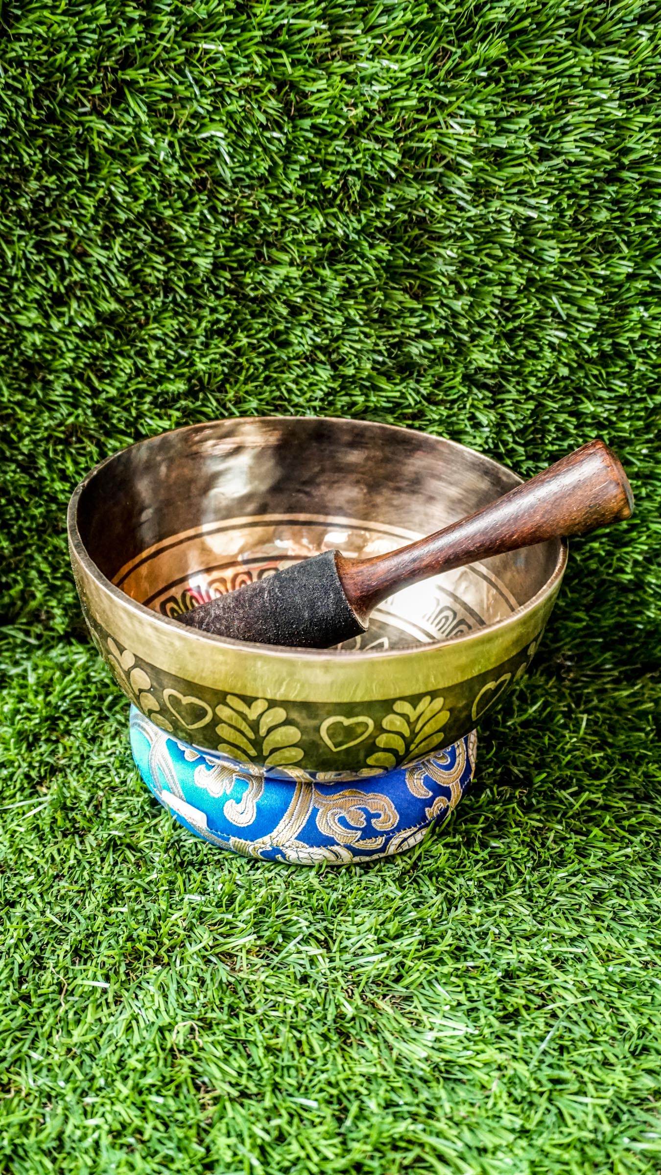 The Love Singing Bowl features a heart symbol at its center, framed by delicate floral patterns that radiate warmth and emotional peace. Matching heart and flower motifs flow around the outside, creating a soothing and uplifting design. With its soft, warm tone, this bowl is perfect for heart-centered meditation, intention setting, or bringing gentle calm into your space.