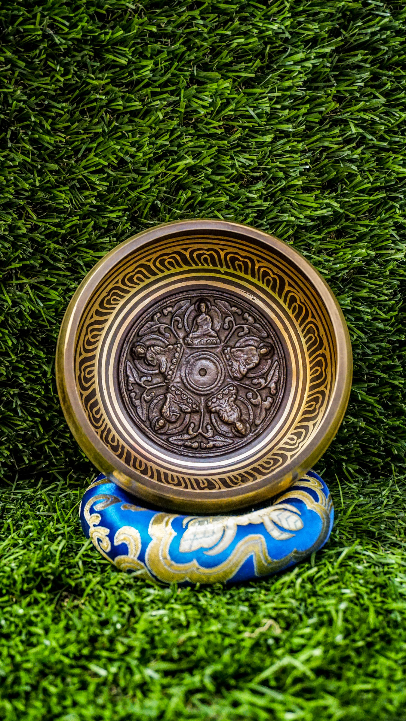 The Panch Buddha Singing Bowl features the Five Dhyani Buddhas at its center, each representing a unique aspect of wisdom and awakening. Surrounded by the calming Om Mani Padme Hum mantra, this bowl offers deep, steady sound that supports meditation, healing, and inner peace.