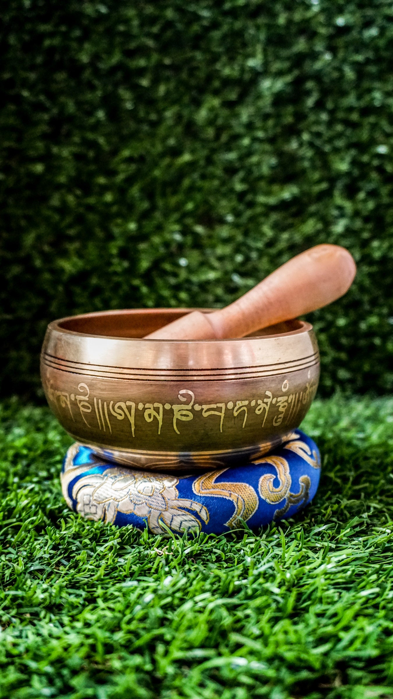 The Buddha Singing Bowl is a gentle reminder to return to stillness and presence. At its center, a peaceful image of the Buddha in meditation invites you to slow down, breathe, and reconnect with your inner calm. His seated posture speaks of balance, mindfulness, and the quiet power of awareness. Surrounding the outer edge of the bowl is the sacred mantra Om Mani Padme Hum. This ancient chant carries a peaceful vibration, supporting your journey toward clarity, compassion, and emotional grounding.