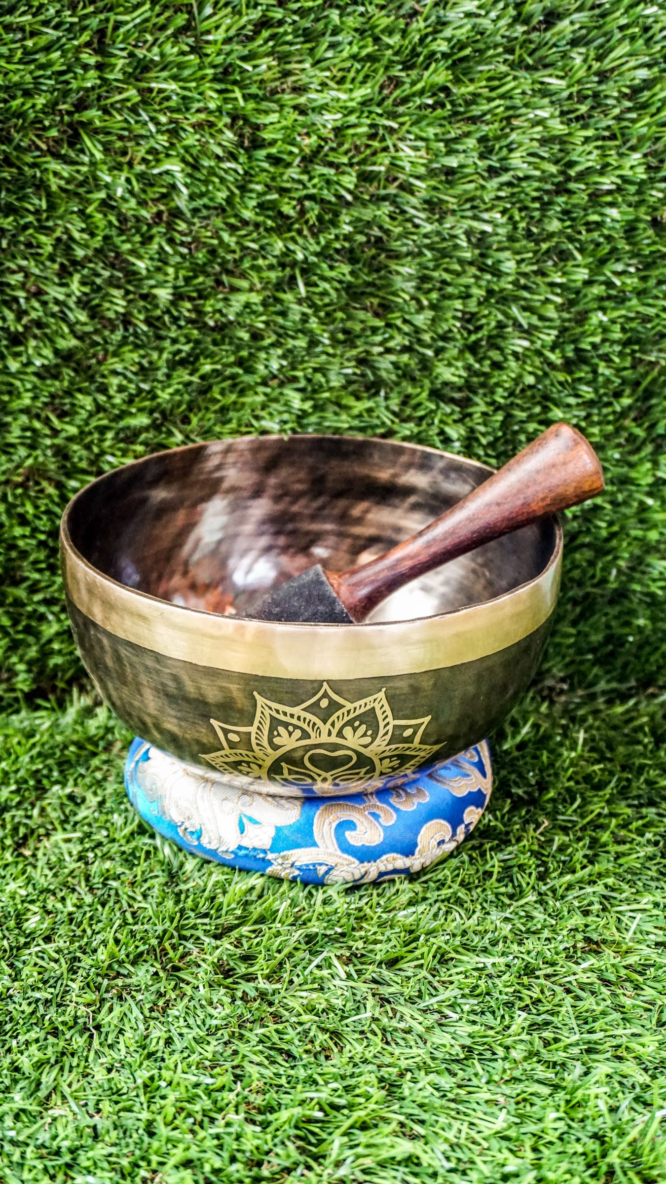 The Swan Singing Bowl features two swans forming a heart within a flower mandala, symbolizing love, unity, and peace. Matching mandala patterns wrap around the bowl, adding beauty and balance. Its soothing sound creates a calming atmosphere perfect for meditation, reflection, or daily relaxation.