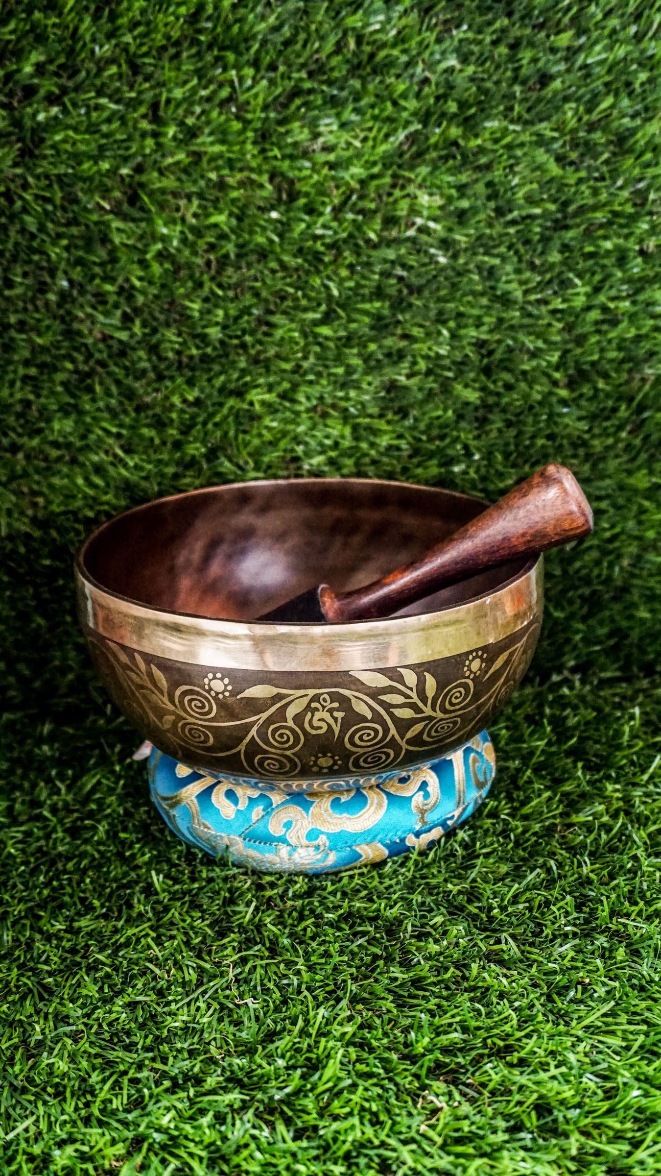 The Tree of Life Singing Bowl symbolizes growth, grounding, and connection, with floral patterns that add natural beauty. Its warm tone encourages balance and inner peace.
