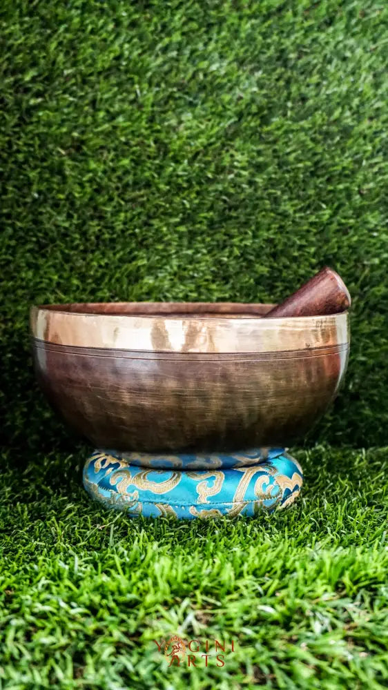 This chakra singing bowl features a central seven-chakra figure surrounded by gentle symbols. Its clear, calming tone supports alignment, healing, and mindful grounding.