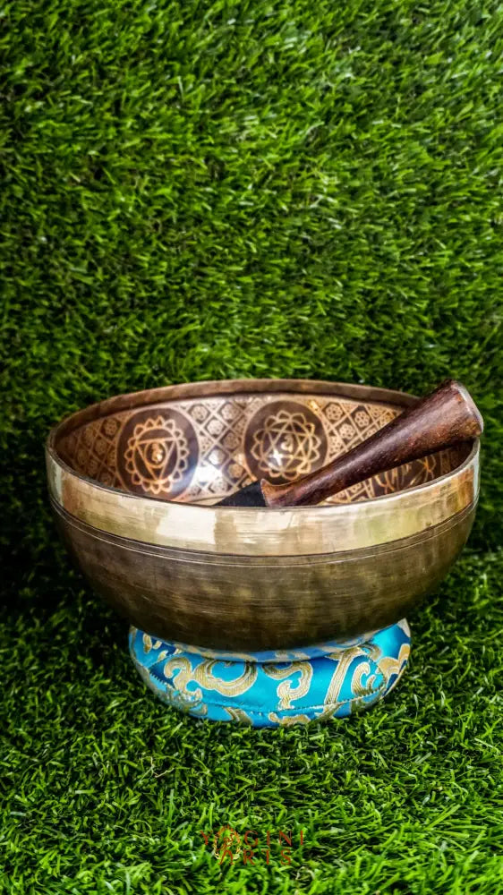 This chakra singing bowl features a central seven-chakra figure surrounded by gentle symbols. Its clear, calming tone supports alignment, healing, and mindful grounding.
