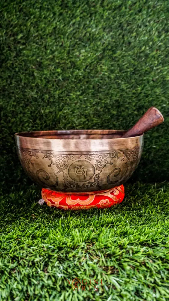 The Cosmos Singing Bowl connects you to the universe’s vastness. Featuring the Om Mani Padme Hum mantra around the outside, it offers clear, soothing tones that inspire calm and focus. Perfect for meditation or daily peace.