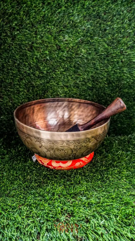The Cosmos Singing Bowl connects you to the universe’s vastness. Featuring the Om Mani Padme Hum mantra around the outside, it offers clear, soothing tones that inspire calm and focus. Perfect for meditation or daily peace.