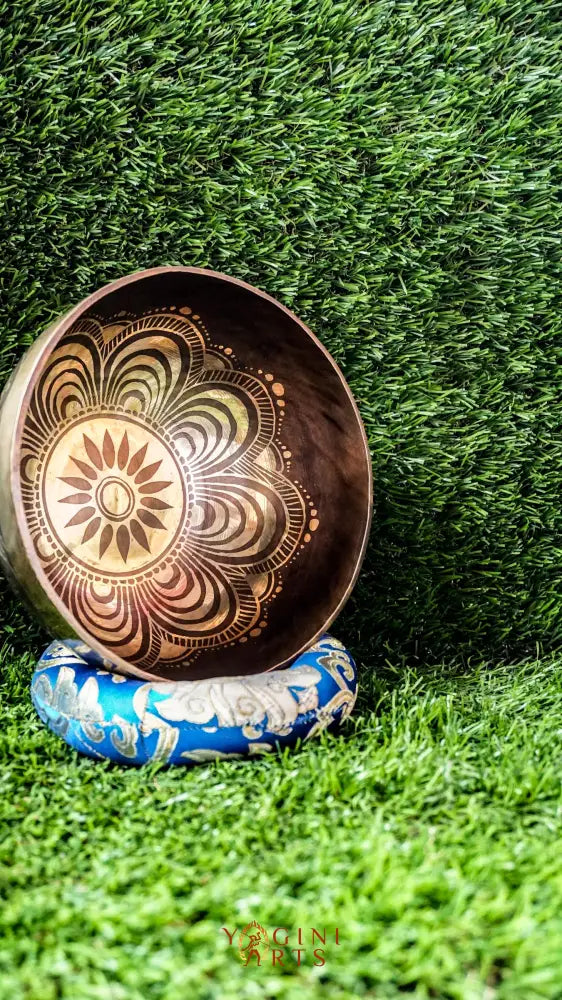The Flower Singing Bowl features a blooming mandala and the Om Mani Padme Hum mantra outside. Its gentle sound brings calm, focus, and spiritual peace and is ideal for meditation or quiet moments.