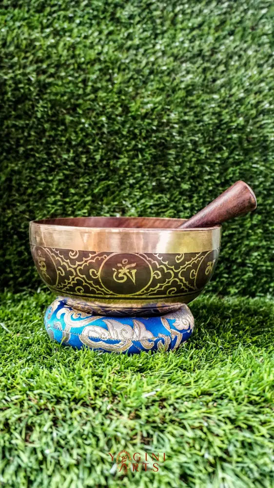 The Flower Singing Bowl features a blooming mandala and the Om Mani Padme Hum mantra outside. Its gentle sound brings calm, focus, and spiritual peace and is ideal for meditation or quiet moments.