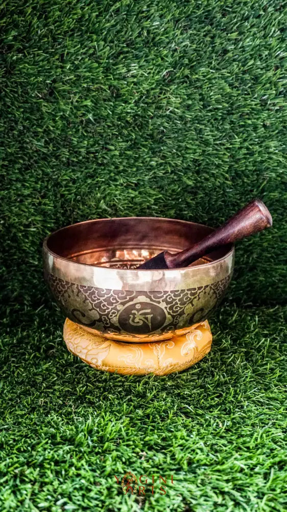 The Flower of Life Singing Bowl brings harmony and calm to your space. Its center features the sacred Flower of Life symbol, surrounded by simple patterns. The Om Mani Padme Hum mantra wraps around the outside, adding a spiritual touch. With clear, soothing tones, this bowl supports meditation, reflection, and peaceful decor. Perfect for grounding your mind and creating a balanced atmosphere at home or in your meditation space.