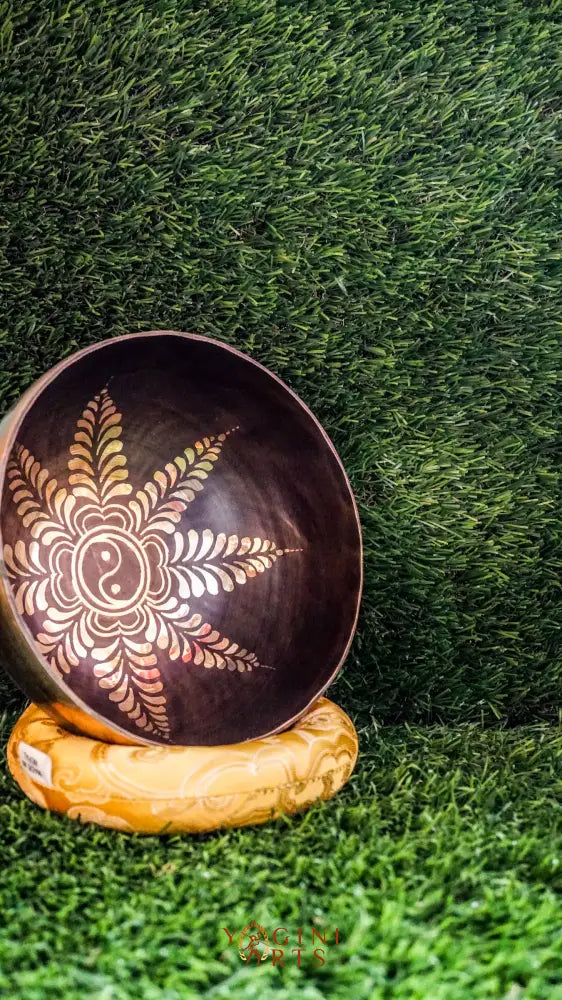 The Yin Yang Singing Bowl features the Yin Yang symbol inside a floral mandala with flower patterns outside. Its gentle sound brings calm and balance, perfect for meditation or peaceful spaces.