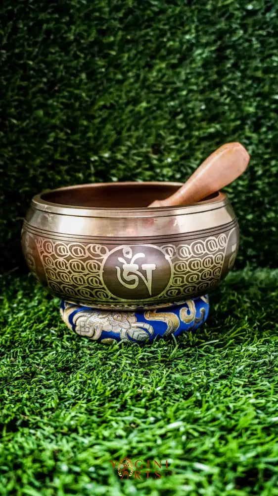 A beautifully carved singing bowl featuring the Green Tara deity at its center, surrounded by Om Mani Padme Hum inscriptions. This bowl produces a rich, resonant tone that supports meditation and spiritual practice. Green Tara symbolizes compassion, swift healing, and protection. Ideal for deepening your meditation practice, enhancing your altar space, or creating moments of inner peace and clarity.