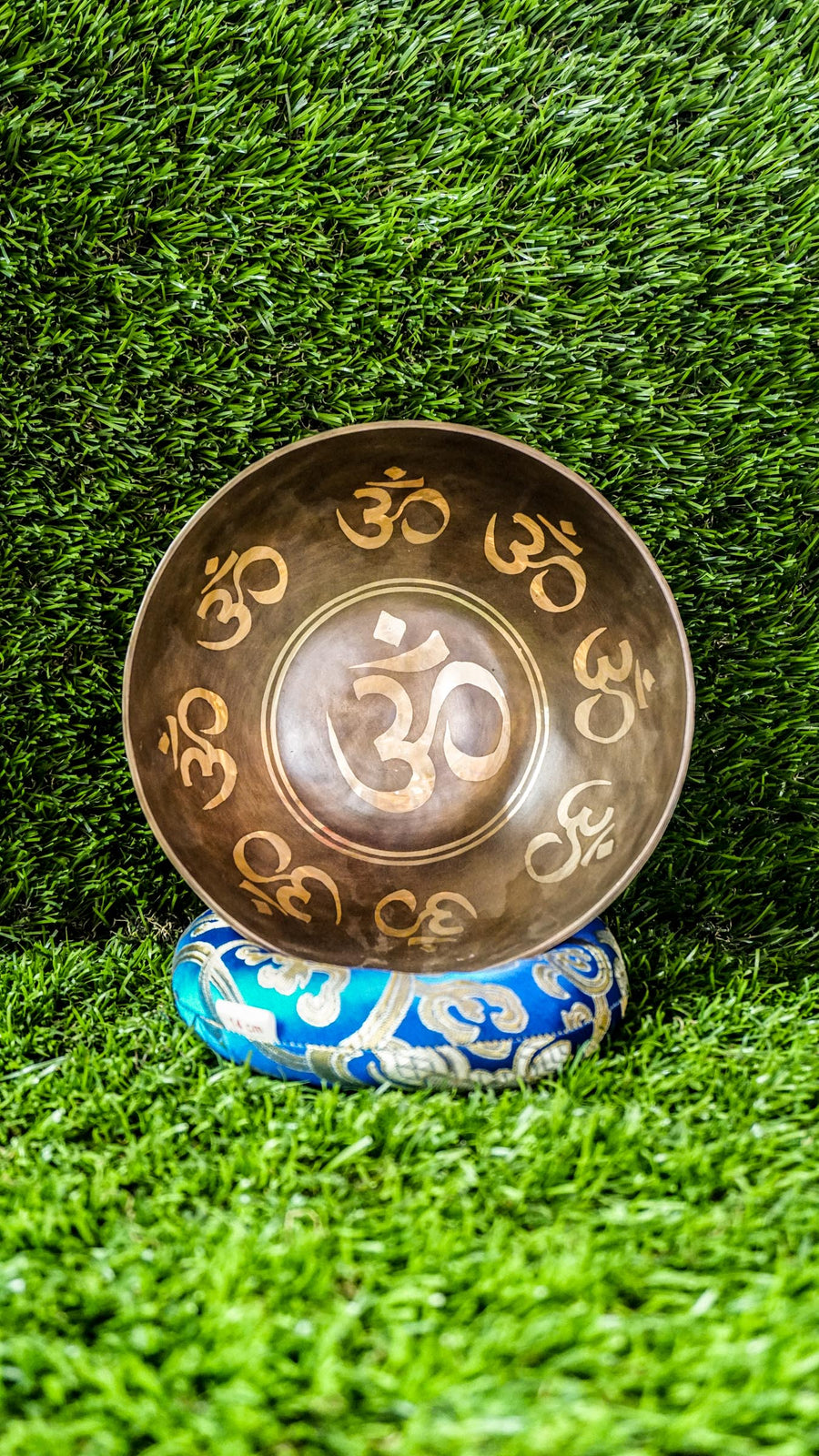 The Om Singing Bowl features a large Om symbol at its center, with repeating Om designs inside and outside. Its soothing sound supports meditation and calm, helping you reconnect with your inner peace.