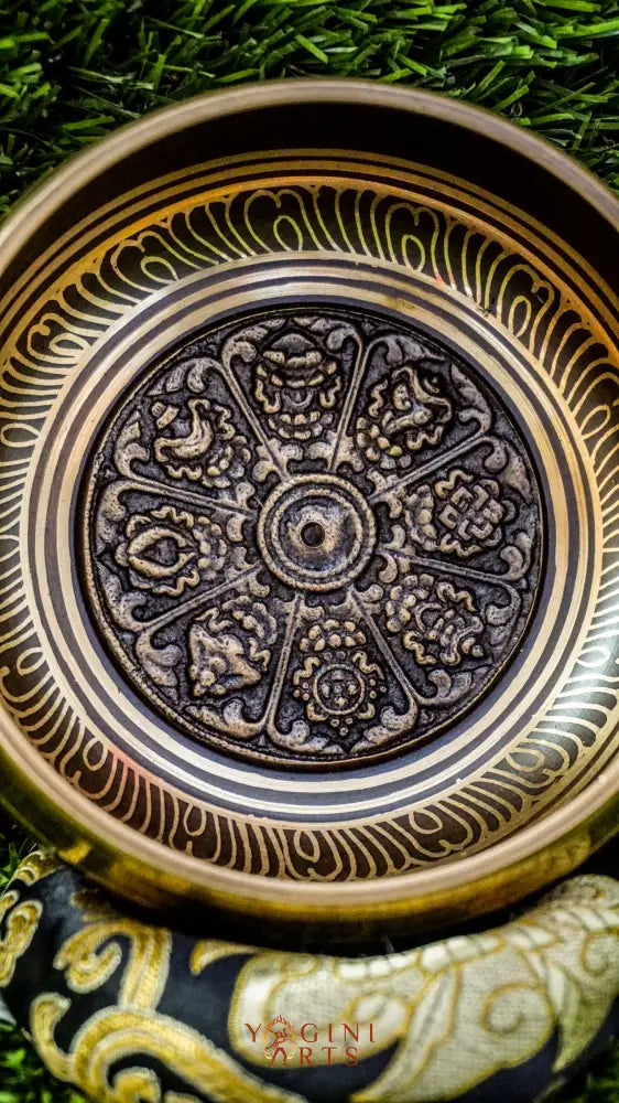 The 8 Auspicious Symbols Singing Bowl features traditional Tibetan symbols inside and the Om Mani Padme Hum mantra outside. Its soothing, uplifting sound brings blessings, harmony, and spiritual calm. Ideal for meditation, sound healing, or adding positive energy to your home or sacred space.
