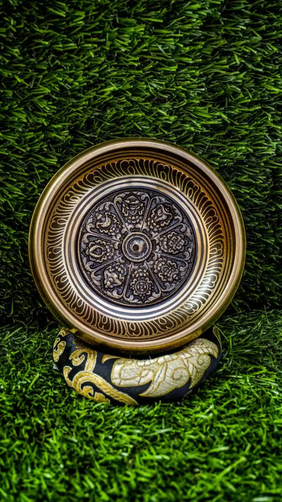 The 8 Auspicious Symbols Singing Bowl features traditional Tibetan symbols inside and the Om Mani Padme Hum mantra outside. Its soothing, uplifting sound brings blessings, harmony, and spiritual calm. Ideal for meditation, sound healing, or adding positive energy to your home or sacred space.