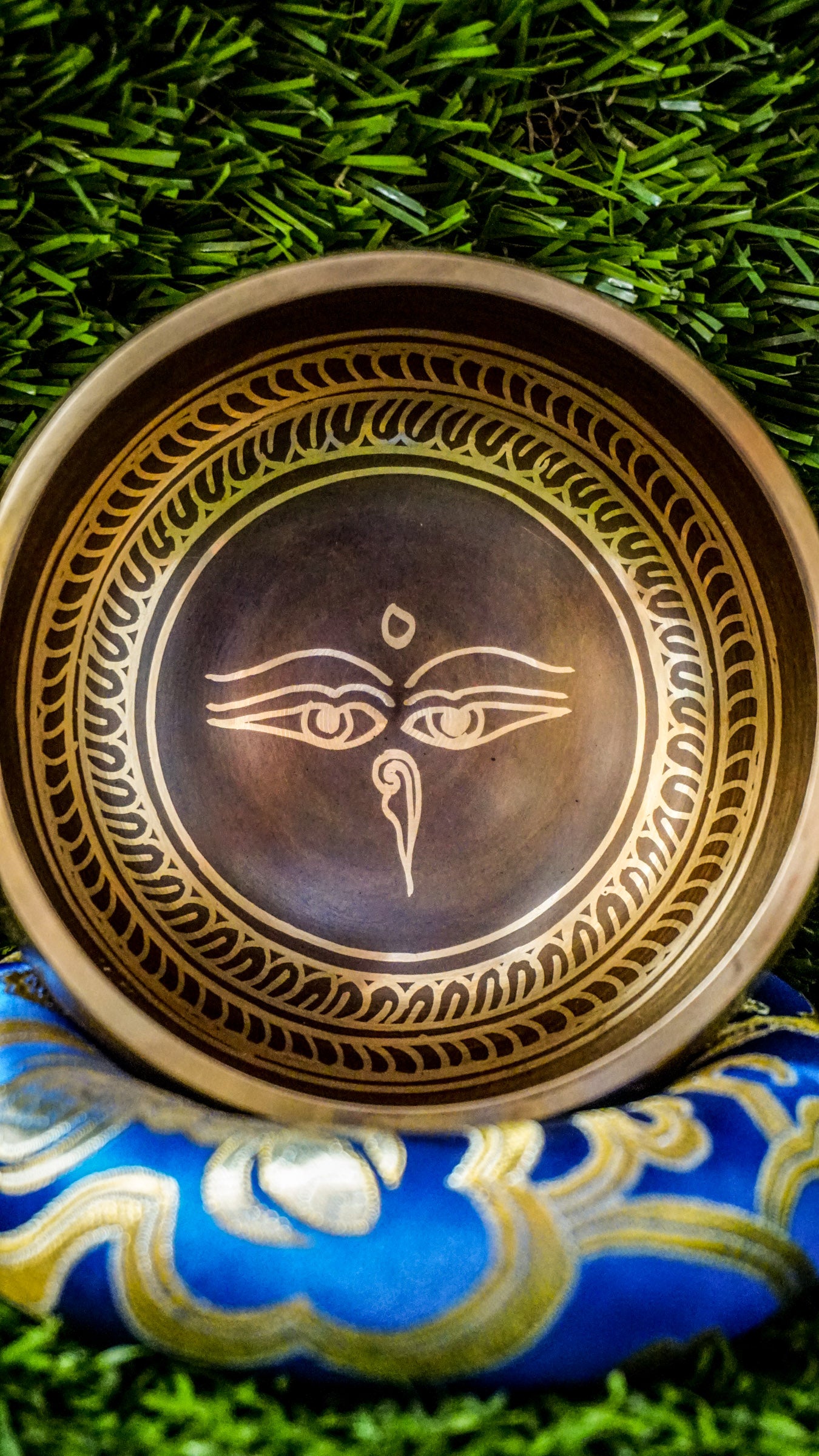 The Buddha Eye Singing Bowl features the Eye of Wisdom symbol and a mandala-style Om Mani Padme Hum mantra. Its clear, calming sound supports meditation and mindfulness, bringing peace and focus to your space.