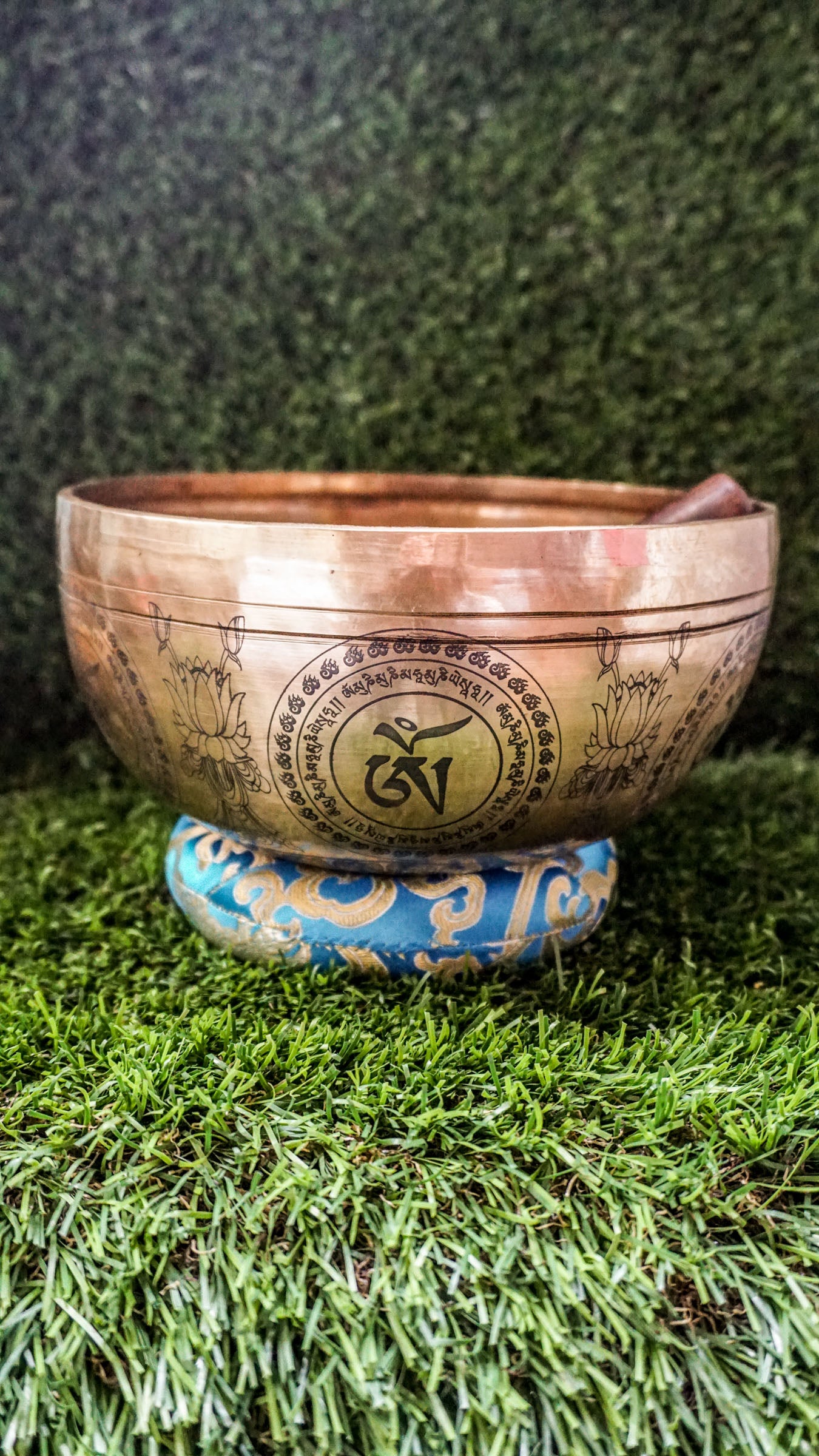 This handcrafted Buddha Tree Singing Bowl features a detailed Bodhi tree engraving, symbolizing enlightenment and spiritual resilience. Sacred Sanskrit mantras around the rim enhance its energy-cleansing power. Hand-hammered by Himalayan artisans, it produces deep, calming tones ideal for meditation, healing, and mindfulness. A perfect tool to ground your energy, raise your vibration, and deepen your spiritual practice.