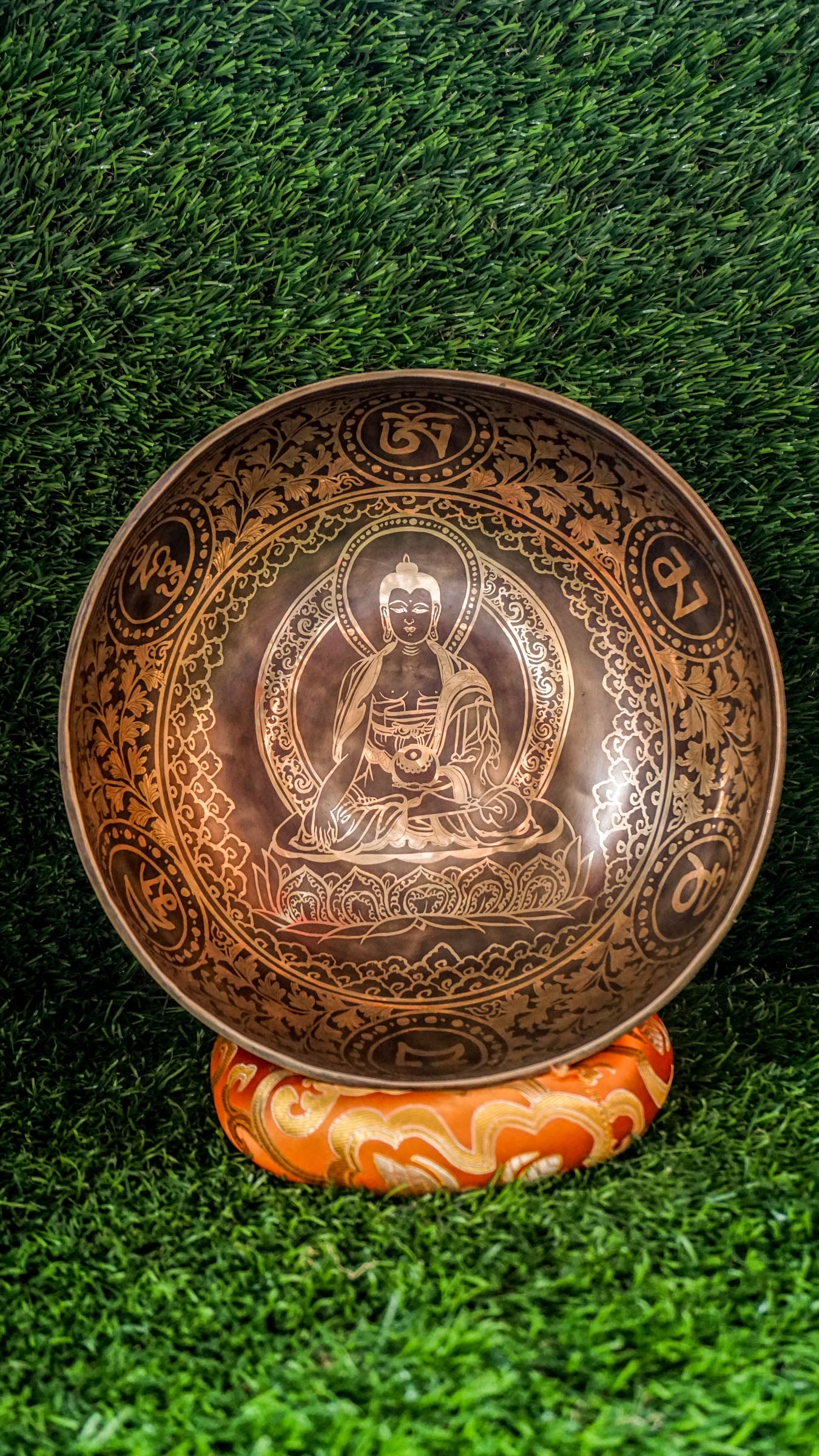 This singing bowl features a peaceful meditating Buddha at its center, surrounded by delicate flower patterns and the Om Mani Padme Hum mantra. Outside, two fish face each other, symbolizing harmony and balance. Its clear, soothing tones support focus and serenity, making it a beautiful addition to your spiritual practice.