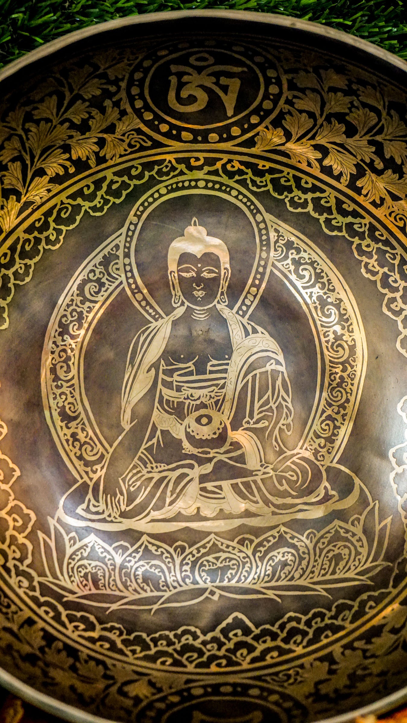 This singing bowl features a peaceful meditating Buddha at its center, surrounded by delicate flower patterns and the Om Mani Padme Hum mantra. Outside, two fish face each other, symbolizing harmony and balance. Its clear, soothing tones support focus and serenity, making it a beautiful addition to your spiritual practice.