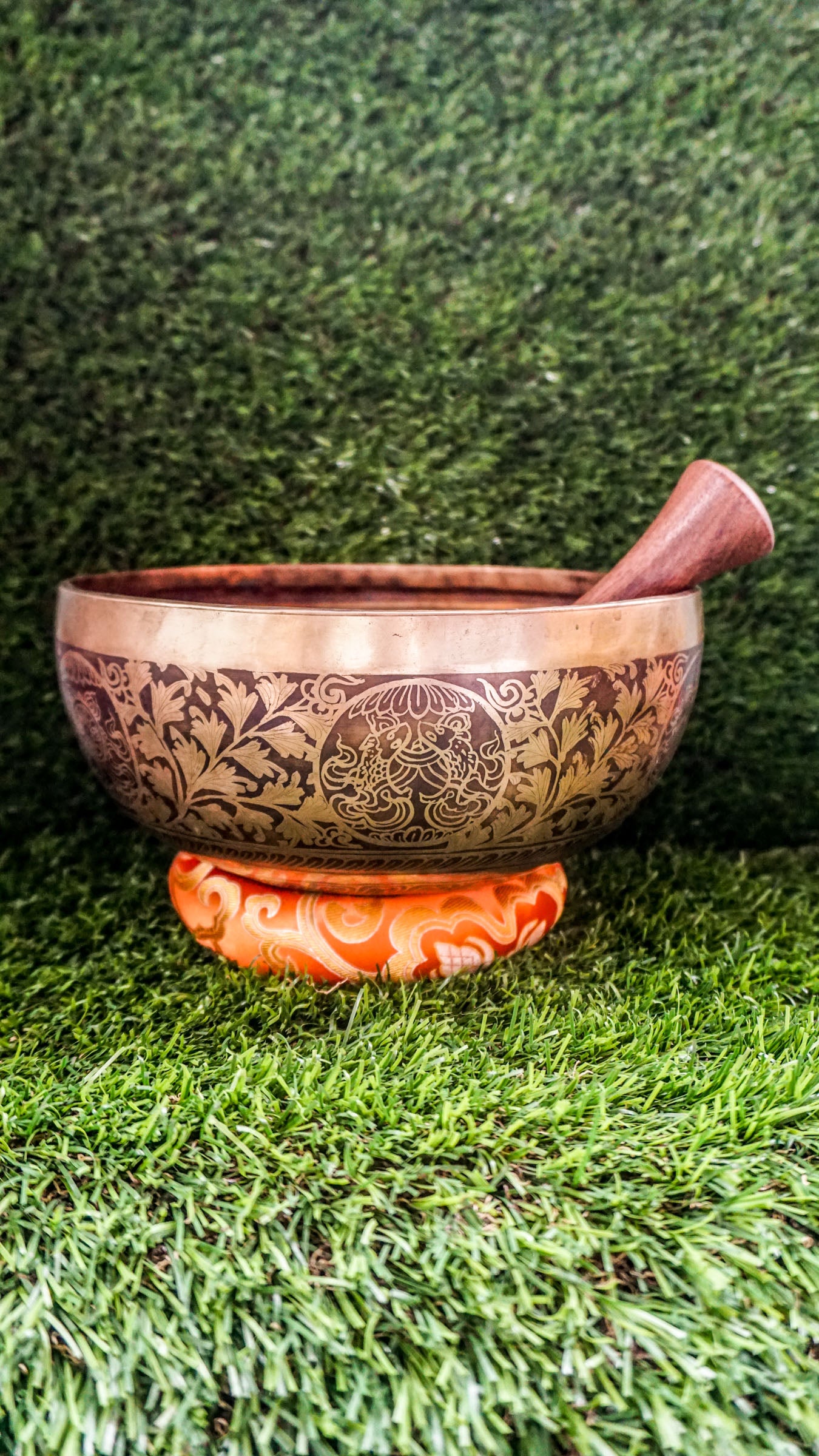 This singing bowl features a peaceful meditating Buddha at its center, surrounded by delicate flower patterns and the Om Mani Padme Hum mantra. Outside, two fish face each other, symbolizing harmony and balance. Its clear, soothing tones support focus and serenity, making it a beautiful addition to your spiritual practice.