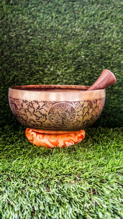 This singing bowl features a peaceful meditating Buddha at its center, surrounded by delicate flower patterns and the Om Mani Padme Hum mantra. Outside, two fish face each other, symbolizing harmony and balance. Its clear, soothing tones support focus and serenity, making it a beautiful addition to your spiritual practice.