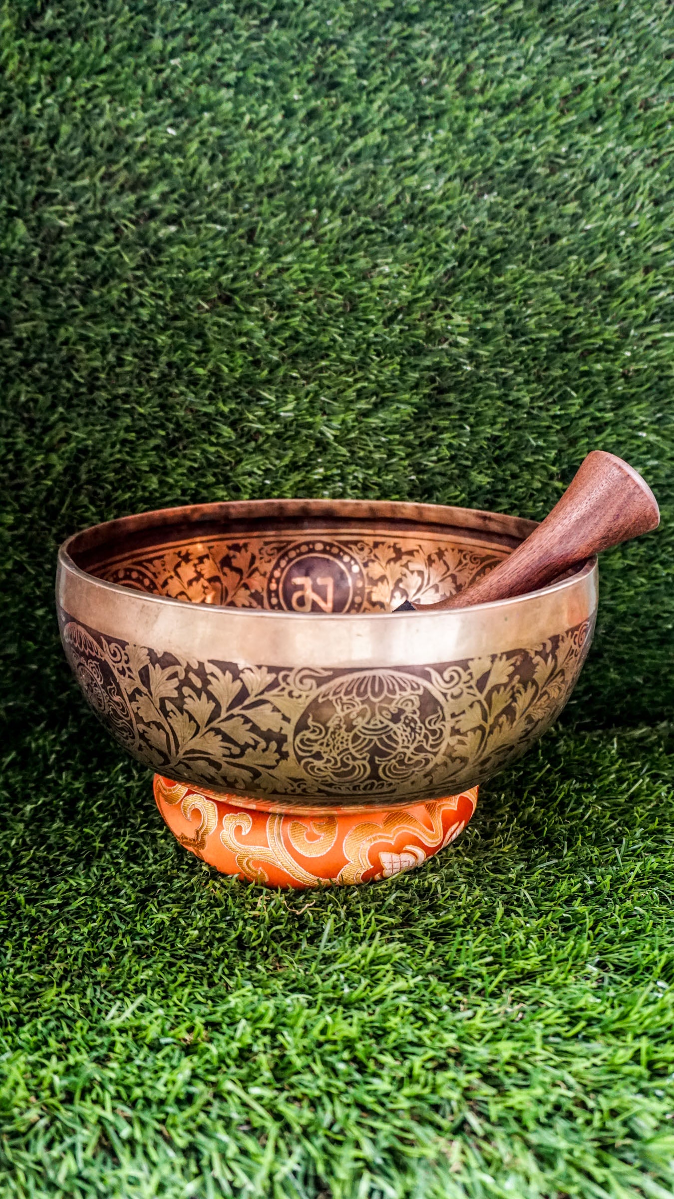 This singing bowl features a peaceful meditating Buddha at its center, surrounded by delicate flower patterns and the Om Mani Padme Hum mantra. Outside, two fish face each other, symbolizing harmony and balance. Its clear, soothing tones support focus and serenity, making it a beautiful addition to your spiritual practice.