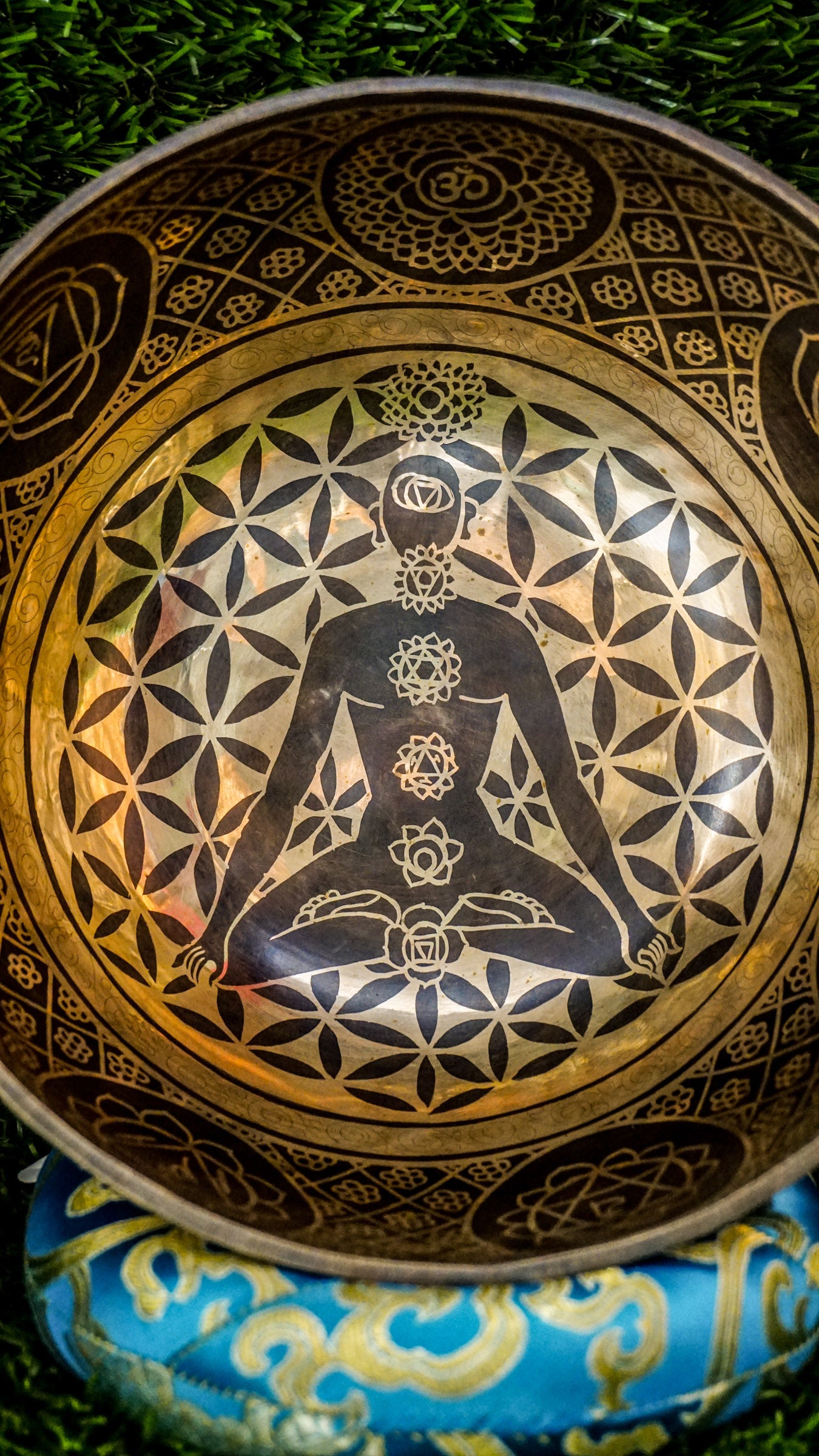 This singing bowl features a human figure with all seven chakras clearly shown at its center, surrounded by gentle chakra symbols. The simple exterior keeps the focus on the powerful energy within. Its clear, calming tones help balance and align your chakras, supporting healing and mindfulness. Perfect for meditation or daily grounding, it encourages connection to your inner energy and well-being.