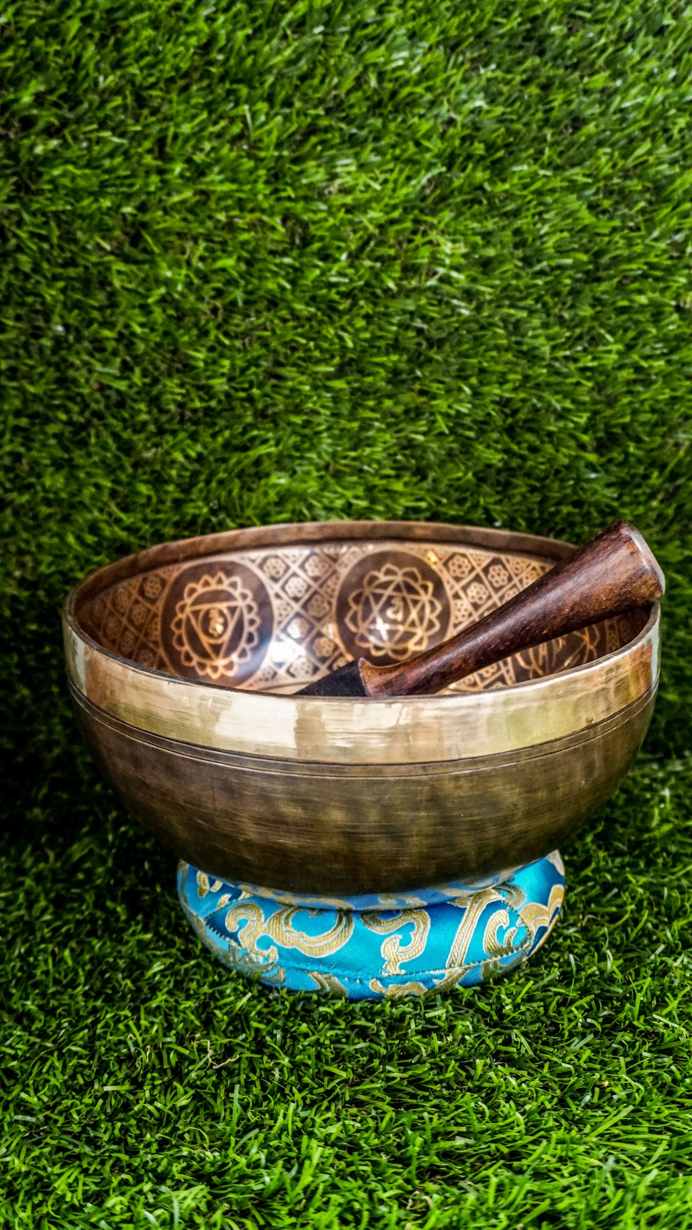 This singing bowl features a human figure with all seven chakras clearly shown at its center, surrounded by gentle chakra symbols. The simple exterior keeps the focus on the powerful energy within. Its clear, calming tones help balance and align your chakras, supporting healing and mindfulness. Perfect for meditation or daily grounding, it encourages connection to your inner energy and well-being.