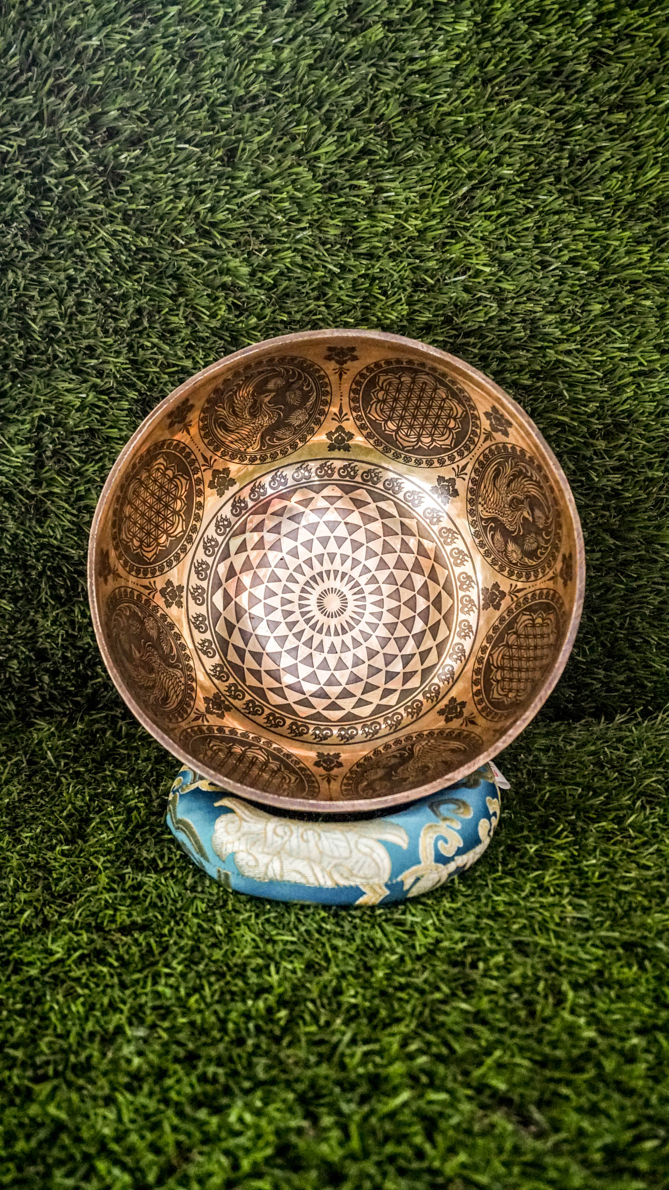The Cosmos Singing Bowl features detailed celestial engravings and sacred mantras, symbolizing the infinite universe and spiritual unity. Handcrafted by Himalayan artisans, it produces rich, resonant tones that open your mind and spirit. Ideal for meditation and sound healing, this bowl helps you connect with cosmic energy and find inner peace through its expansive, clear sound.