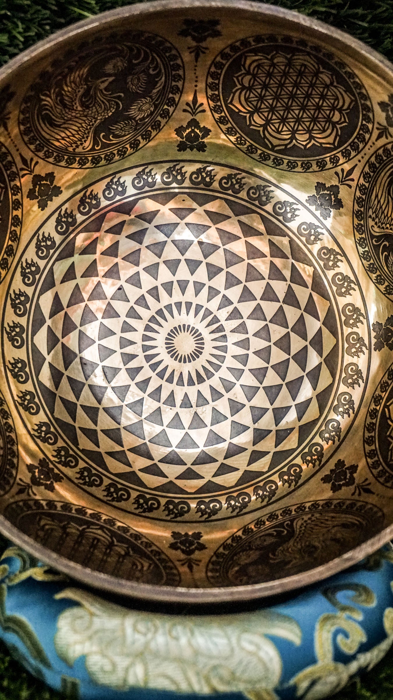 The Cosmos Singing Bowl features detailed celestial engravings and sacred mantras, symbolizing the infinite universe and spiritual unity. Handcrafted by Himalayan artisans, it produces rich, resonant tones that open your mind and spirit. Ideal for meditation and sound healing, this bowl helps you connect with cosmic energy and find inner peace through its expansive, clear sound.
