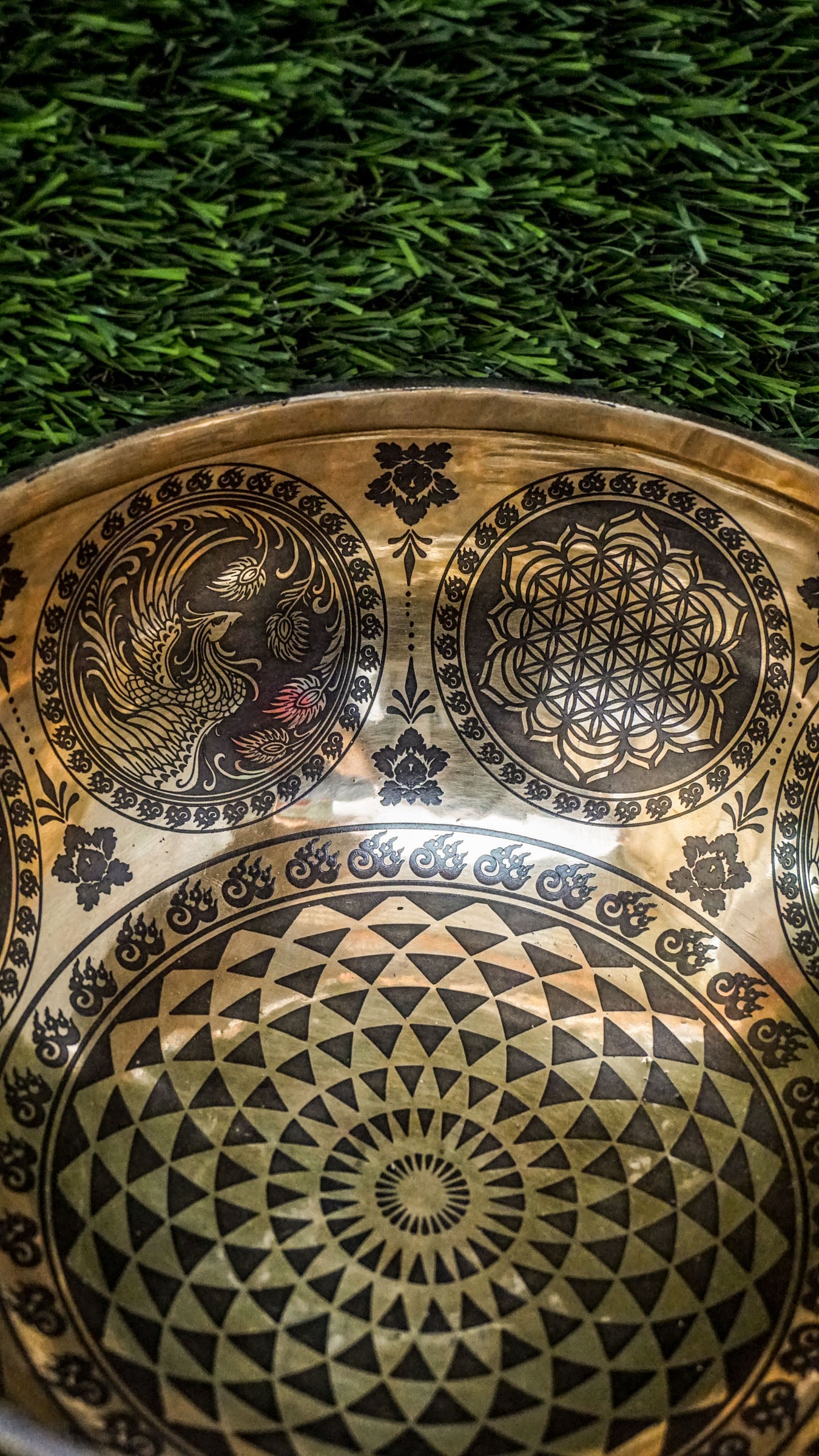 The Cosmos Singing Bowl features detailed celestial engravings and sacred mantras, symbolizing the infinite universe and spiritual unity. Handcrafted by Himalayan artisans, it produces rich, resonant tones that open your mind and spirit. Ideal for meditation and sound healing, this bowl helps you connect with cosmic energy and find inner peace through its expansive, clear sound.