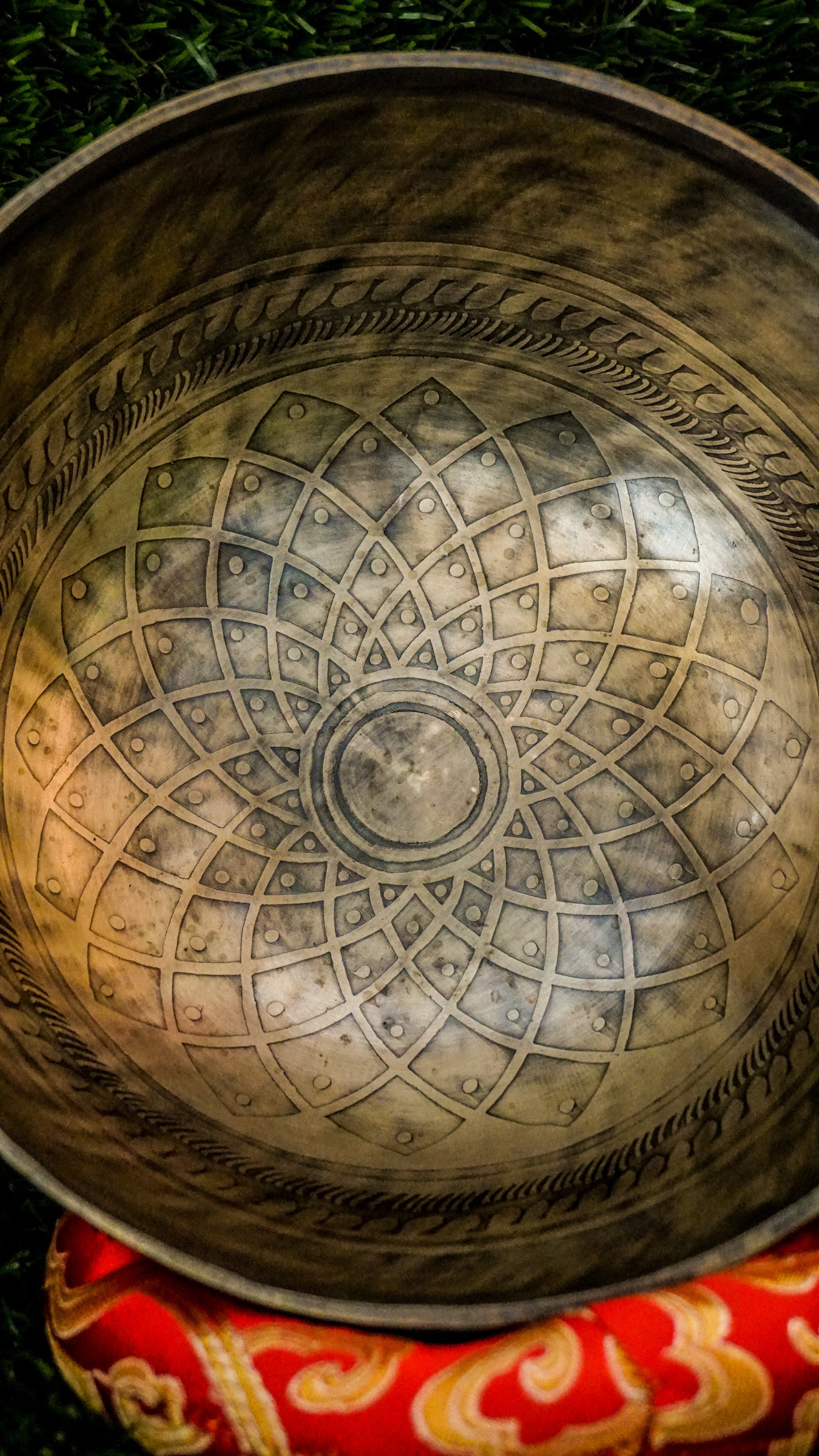 The Cosmos Singing Bowl connects you to the universe’s vastness. Featuring the Om Mani Padme Hum mantra around the outside, it offers clear, soothing tones that inspire calm and focus. Perfect for meditation or daily peace.