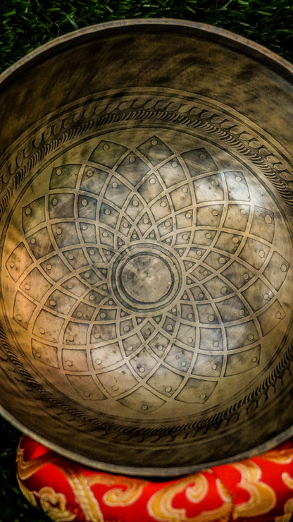 The Cosmos Singing Bowl connects you to the universe’s vastness. Featuring the Om Mani Padme Hum mantra around the outside, it offers clear, soothing tones that inspire calm and focus. Perfect for meditation or daily peace.