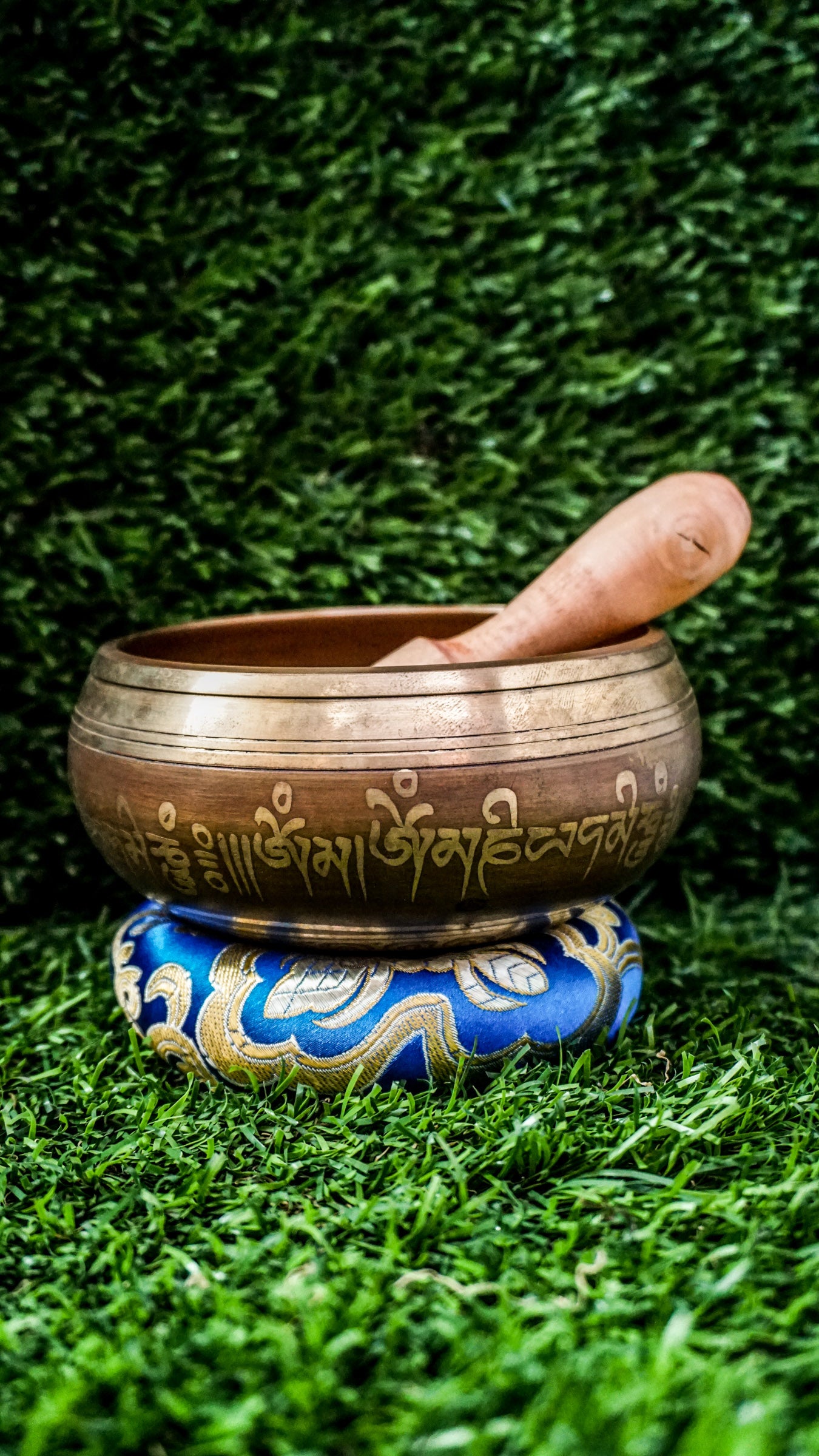 Singing bowl featuring the sacred Vajra symbol at its center, symbolizing spiritual strength and transformation, with the Om Mani Padme Hum mantra engraved around the outside, offering a calming and focused energy.