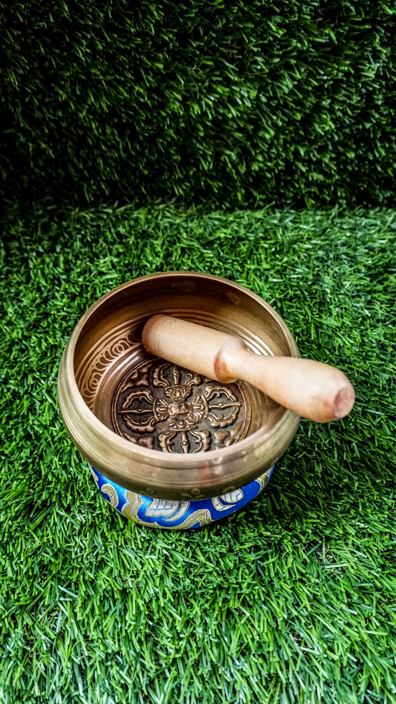 Singing bowl featuring the sacred Vajra symbol at its center, symbolizing spiritual strength and transformation, with the Om Mani Padme Hum mantra engraved around the outside, offering a calming and focused energy.