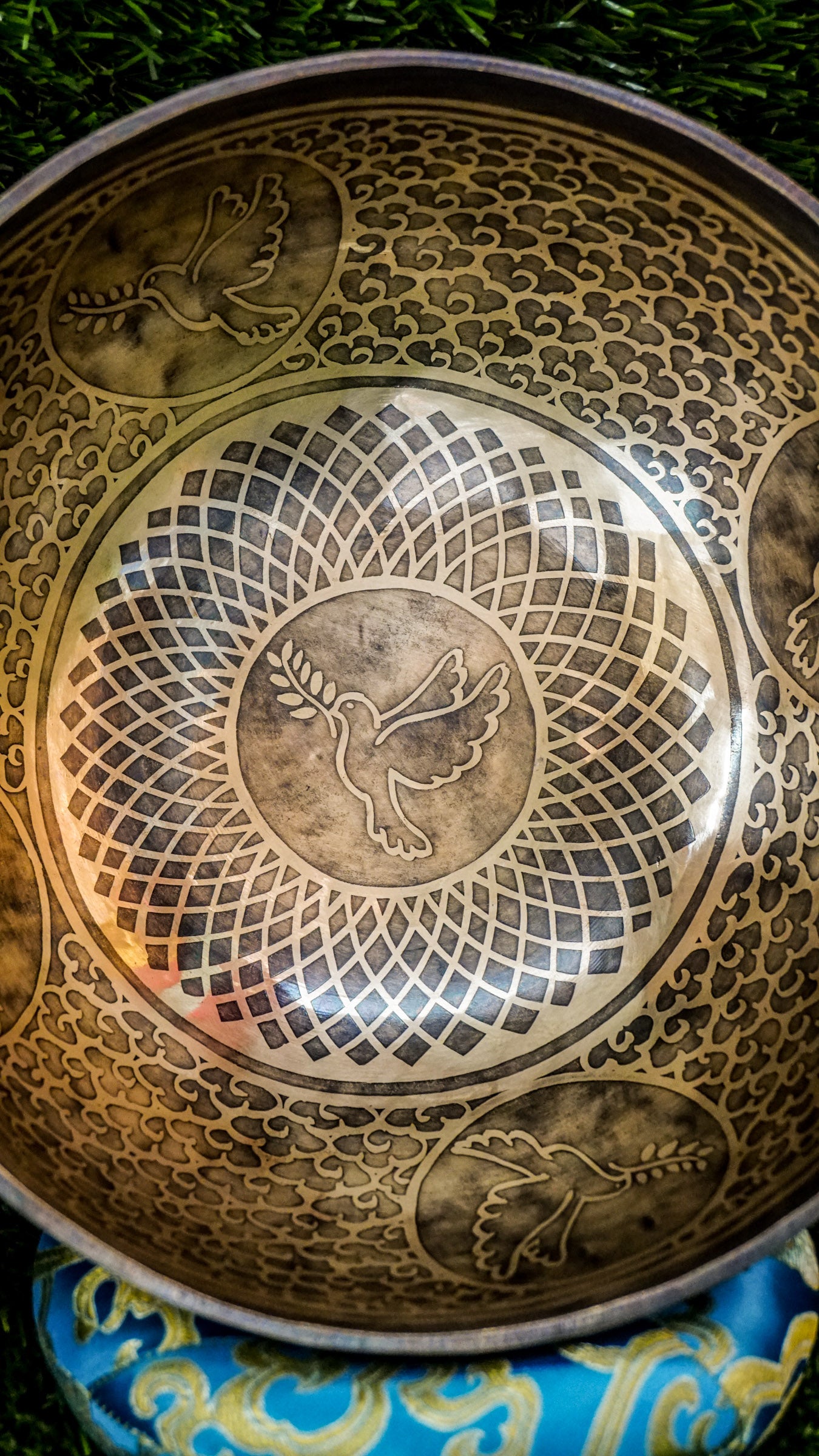 The Dove Singing Bowl invites peace, hope, and new beginnings. A graceful dove rests at the center within a geometric flower pattern, symbolizing harmony and compassion. Dove figures surround the inside while lotus and dove motifs decorate the outside, enhancing its peaceful energy. When played, it produces a warm, steady sound that calms the mind and opens the heart. Includes wooden mallet and silk cushion. Perfect for meditation and mindfulness.