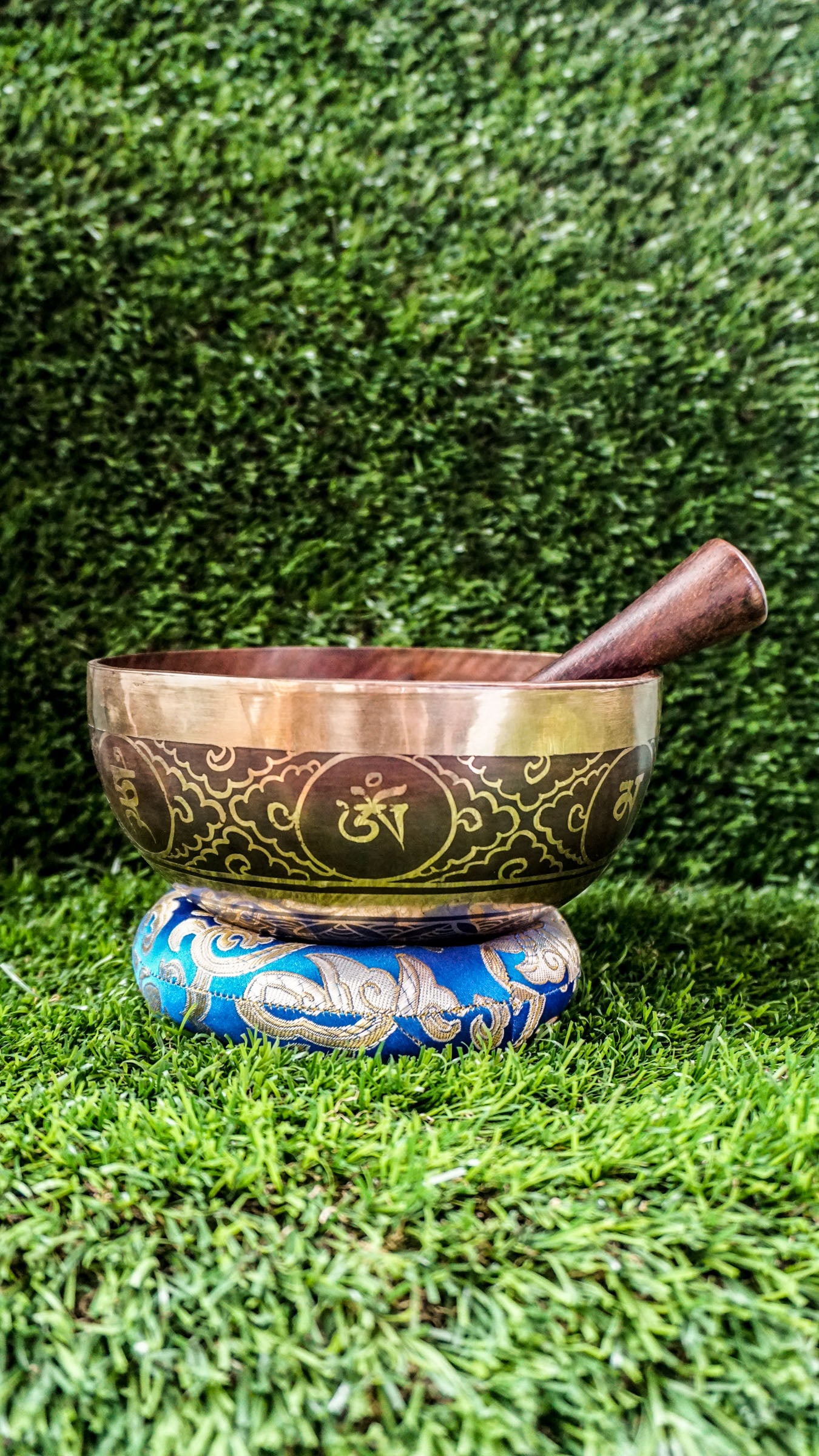 The Flower Singing Bowl features a blooming mandala and the Om Mani Padme Hum mantra outside. Its gentle sound brings calm, focus, and spiritual peace and is ideal for meditation or quiet moments.