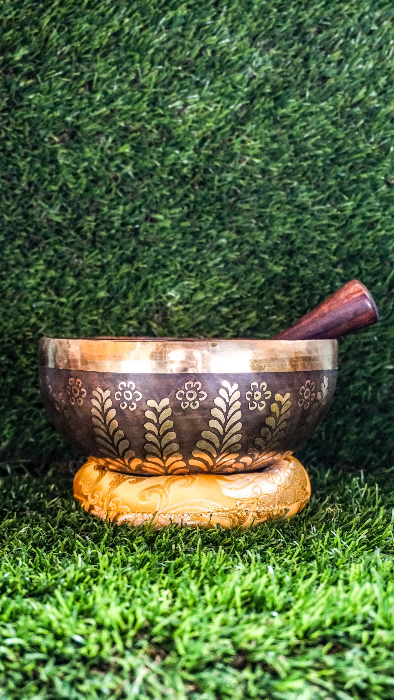 The Yin Yang Singing Bowl features the Yin Yang symbol inside a floral mandala with flower patterns outside. Its gentle sound brings calm and balance, perfect for meditation or peaceful spaces.