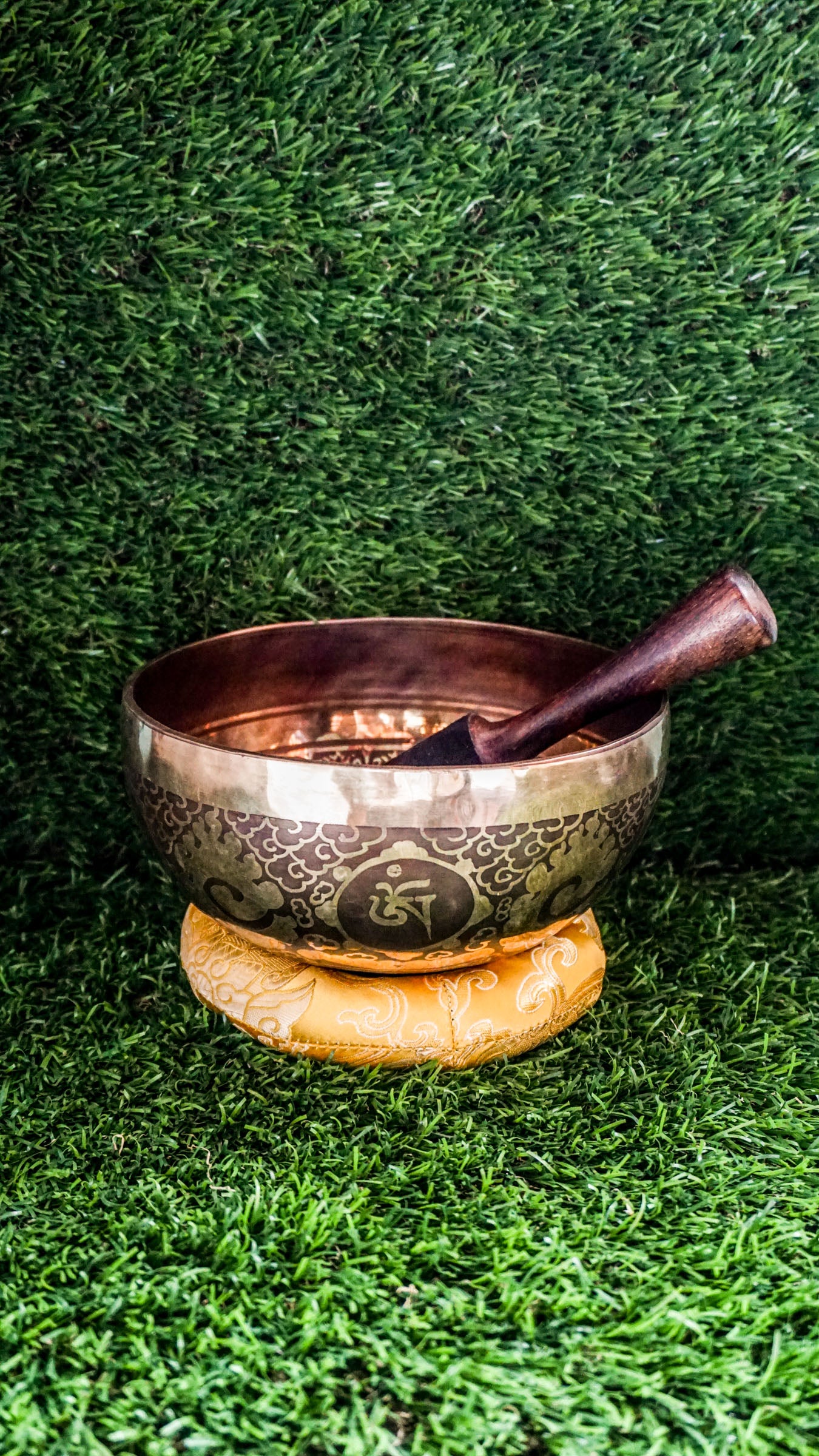 The Flower of Life Singing Bowl brings harmony and calm to your space. Its center features the sacred Flower of Life symbol, surrounded by simple patterns. The Om Mani Padme Hum mantra wraps around the outside, adding a spiritual touch. With clear, soothing tones, this bowl supports meditation, reflection, and peaceful decor. Perfect for grounding your mind and creating a balanced atmosphere at home or in your meditation space.