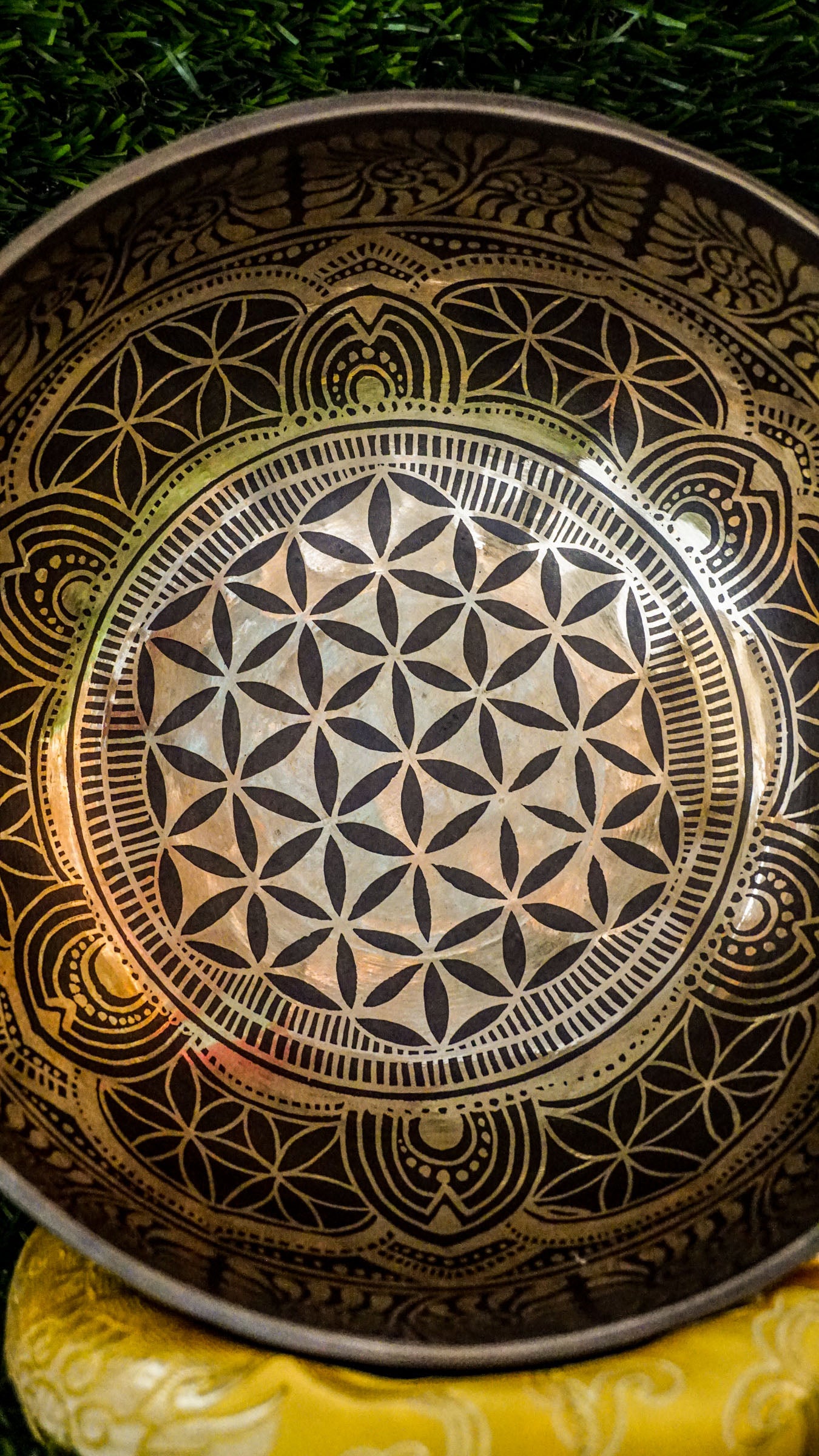 
The Flower of Life Singing Bowl brings sacred connection and clarity. Its center features the timeless Flower of Life symbol, surrounded by gentle mandala motifs that invite balance. The Om Mani Padme Hum mantra wraps the outside, adding spiritual depth. With a warm, grounding sound, this bowl supports mindfulness and stillness. Perfect for meditation or daily reflection, it blends beauty and meaning to uplift your space and spirit.