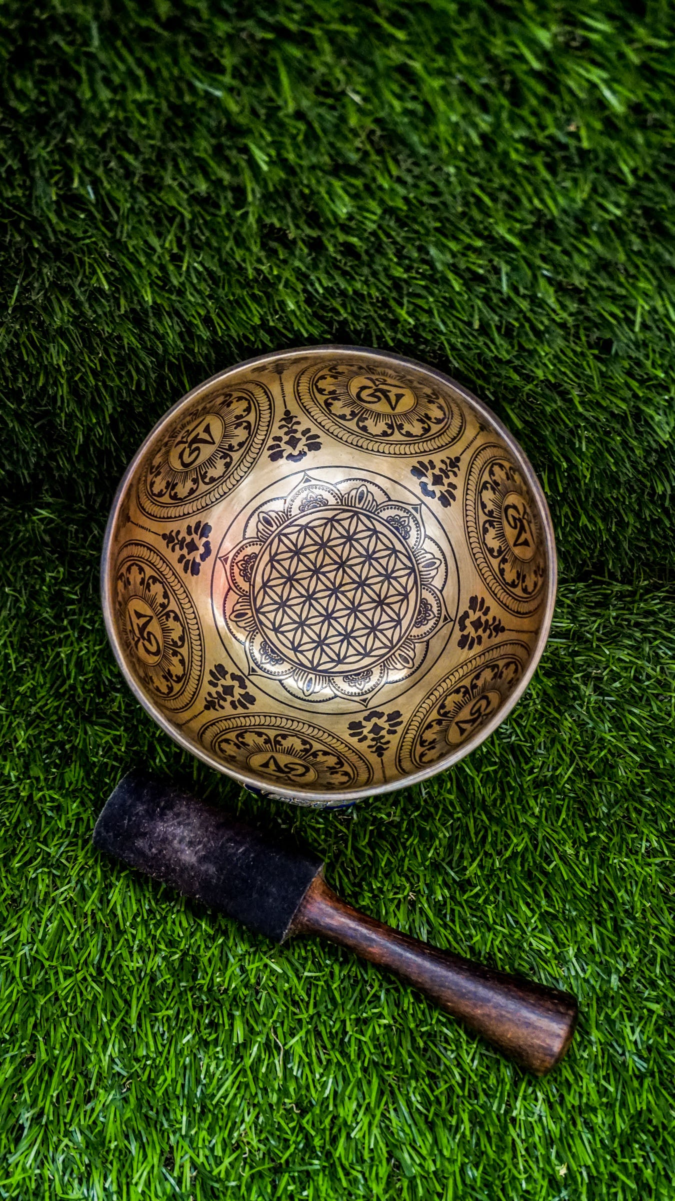 The Flower Singing Bowl brings beauty and balance to your space. At its center is a delicate flower symbolizing growth and peace. Inside and outside, subtle patterns and sacred geometry mandalas create a harmonious rhythm. Its gentle, steady sound supports calm, focus, and presence during meditation or daily rituals.
