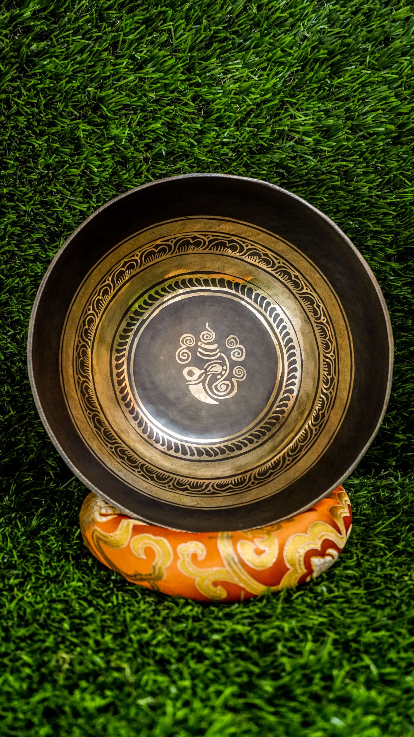 
The Ganesh Singing Bowl inspires new beginnings and calm. It features Lord Ganesh at the center with soothing patterns inside and gentle floral designs outside. Its steady, peaceful tone supports meditation and focus. A handcrafted bowl to help you pause, reflect, and find inner strength.