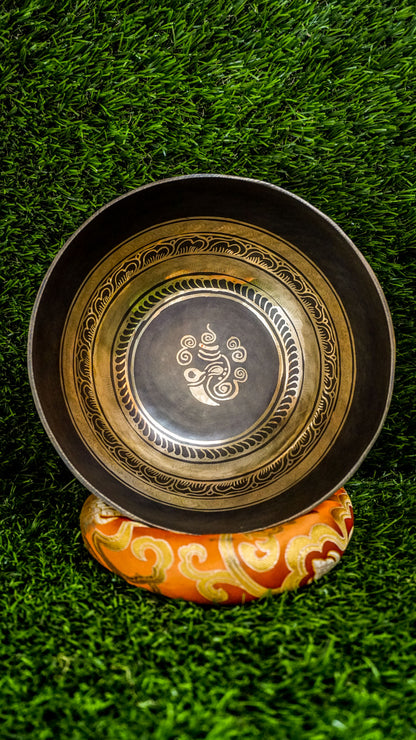 
The Ganesh Singing Bowl inspires new beginnings and calm. It features Lord Ganesh at the center with soothing patterns inside and gentle floral designs outside. Its steady, peaceful tone supports meditation and focus. A handcrafted bowl to help you pause, reflect, and find inner strength.