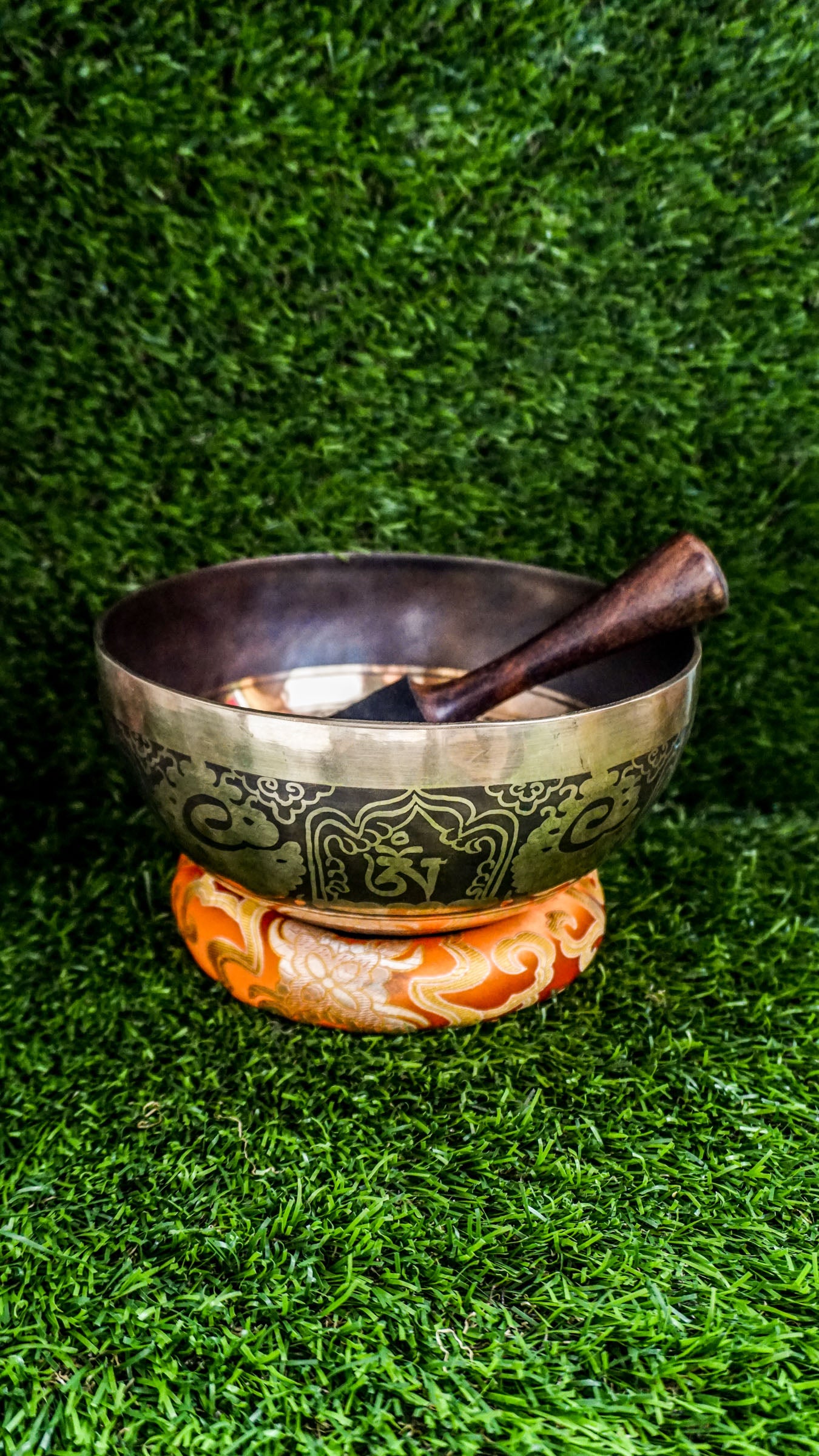
The Ganesh Singing Bowl inspires new beginnings and calm. It features Lord Ganesh at the center with soothing patterns inside and gentle floral designs outside. Its steady, peaceful tone supports meditation and focus. A handcrafted bowl to help you pause, reflect, and find inner strength.