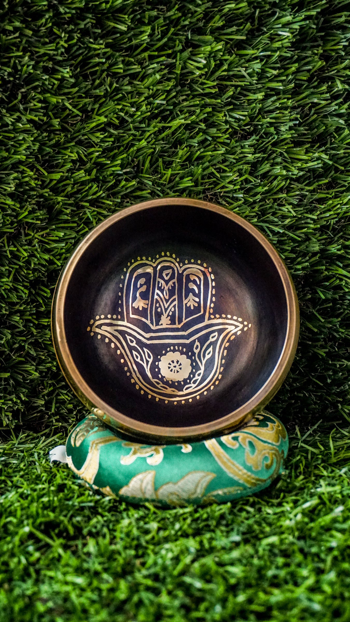 The Hansha Singing Bowl features the timeless Hansha symbol, representing balance, harmony, and spiritual awakening. Its smooth surface and flowing lines invite stillness and calm. Producing clear, gentle tones, it helps you relax and focus. Perfect for beginners and experienced practitioners alike, this bowl supports your journey toward mindfulness and inner peace. 