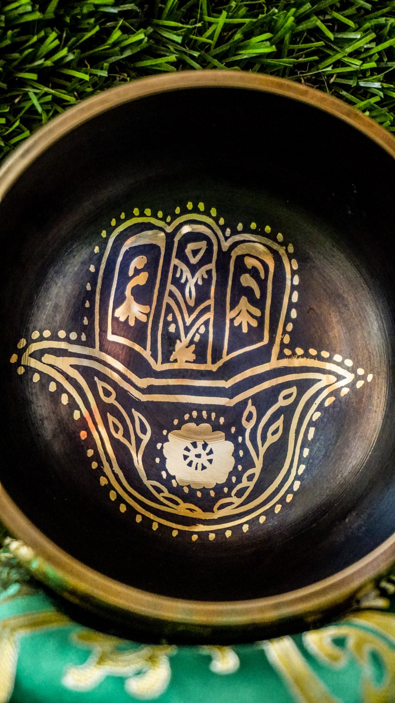 The Hansha Singing Bowl features the timeless Hansha symbol, representing balance, harmony, and spiritual awakening. Its smooth surface and flowing lines invite stillness and calm. Producing clear, gentle tones, it helps you relax and focus. Perfect for beginners and experienced practitioners alike, this bowl supports your journey toward mindfulness and inner peace. 