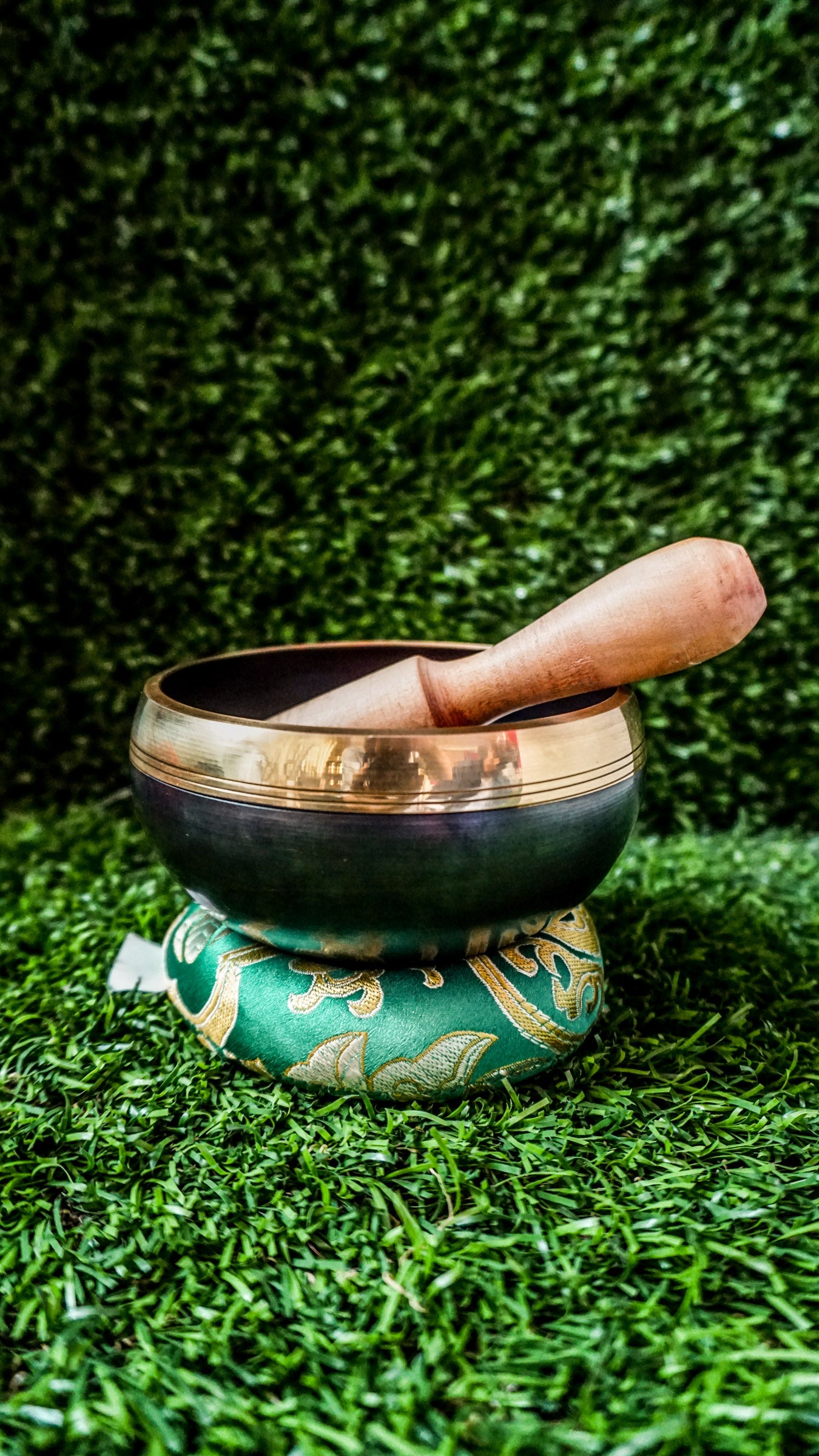 The Hansha Singing Bowl features the timeless Hansha symbol, representing balance, harmony, and spiritual awakening. Its smooth surface and flowing lines invite stillness and calm. Producing clear, gentle tones, it helps you relax and focus. Perfect for beginners and experienced practitioners alike, this bowl supports your journey toward mindfulness and inner peace. 